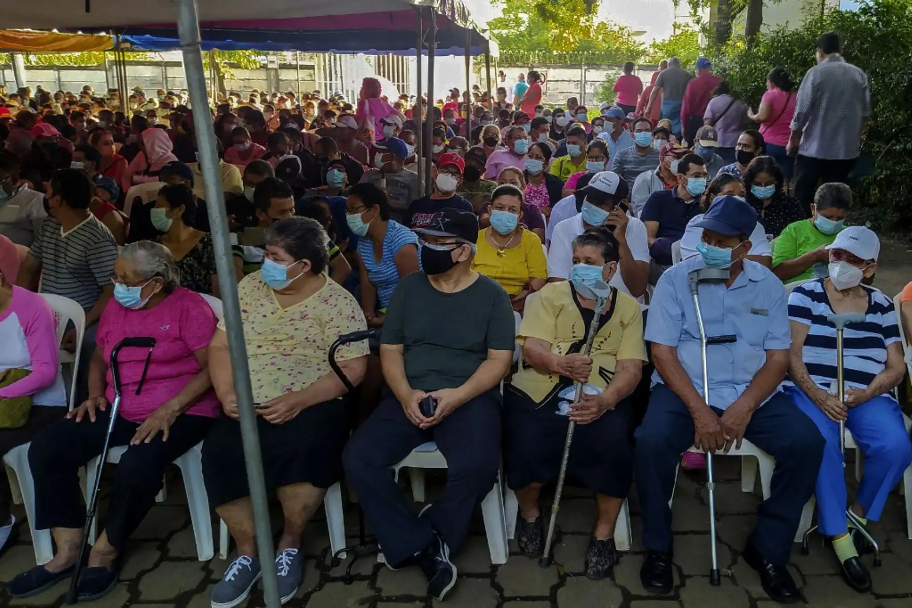 La gente espera horas para vacunarse contra el covid-19 con la vacuna Sputnik V en el Hospital Manolo Morales de Managua, Nicaragua. Foto: AFP
