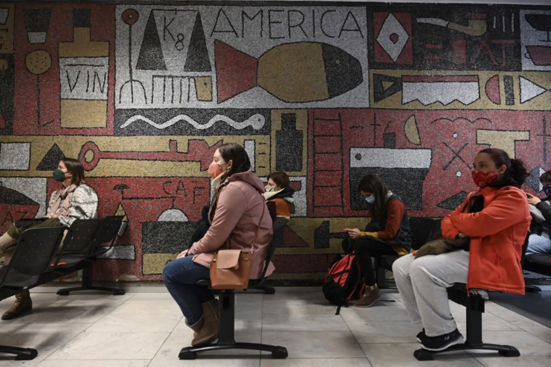 La gente espera recibir una dosis de la vacuna Pfizer-BioNtech COVID-19 en Montevideo, Uruguay. Foto: AFP