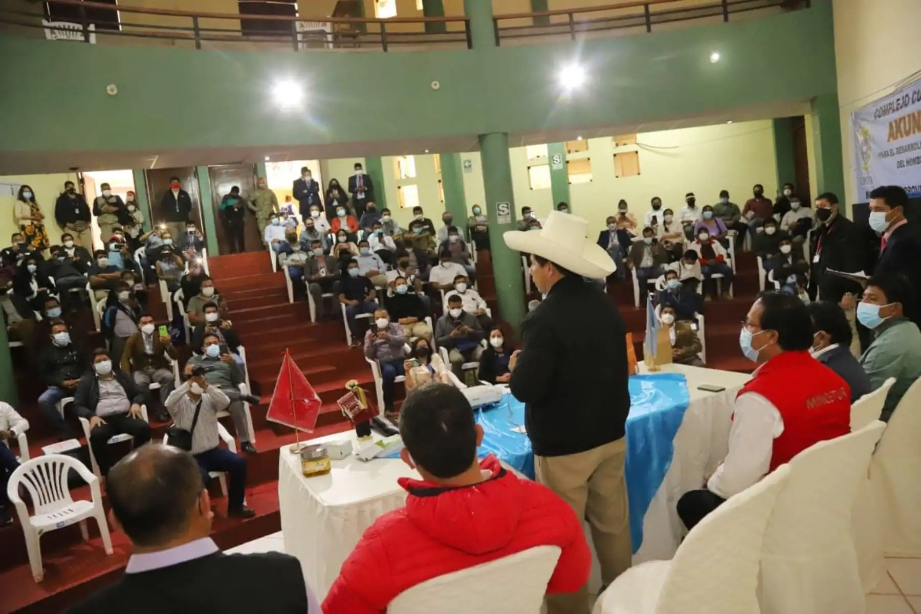 El presidente Pedro Castillo sostuvo un encuentro con los directivos, dirigentes y agricultores de más de 60 cooperativas de productos orgánicos del país en Chota, donde reafirmó el compromiso de fortalecer la capacidad exportadora de las comunidades campesinas del Perú. Foto: Prensa Presidencia