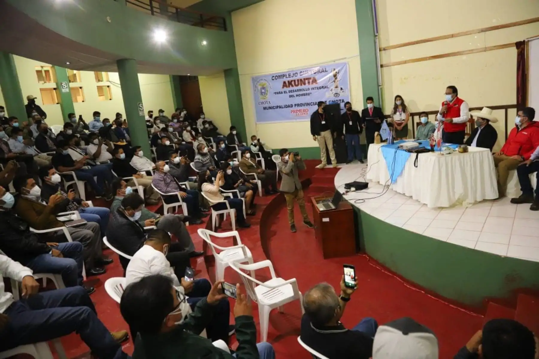 El presidente Pedro Castillo sostuvo un encuentro con los directivos, dirigentes y agricultores de más de 60 cooperativas de productos orgánicos del país en Chota, donde reafirmó el compromiso de fortalecer la capacidad exportadora de las comunidades campesinas del Perú. Foto: Prensa Presidencia