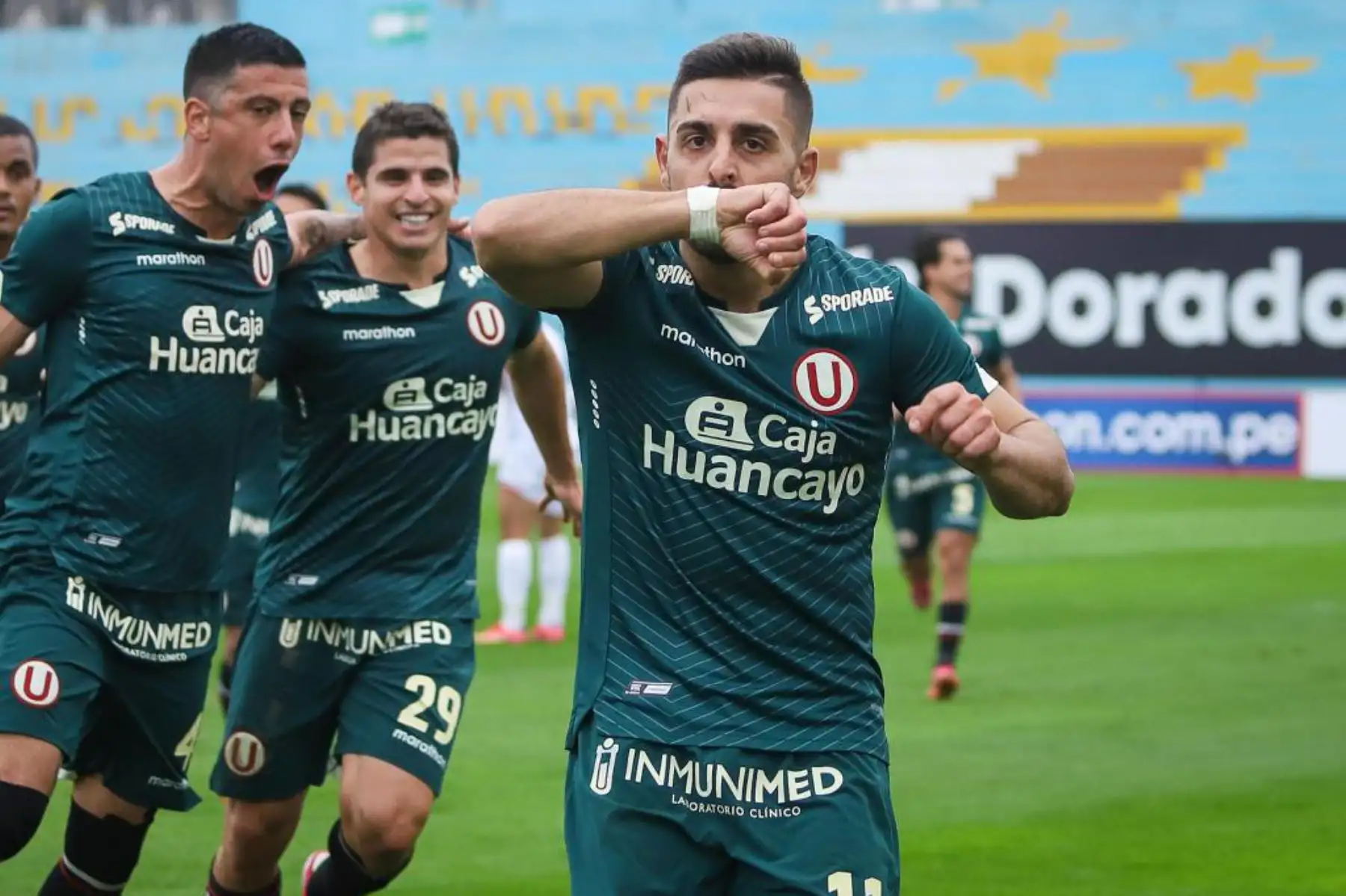Luis Urruti celebra el 1-0 a favor de Universitario. Foto: Liga 1