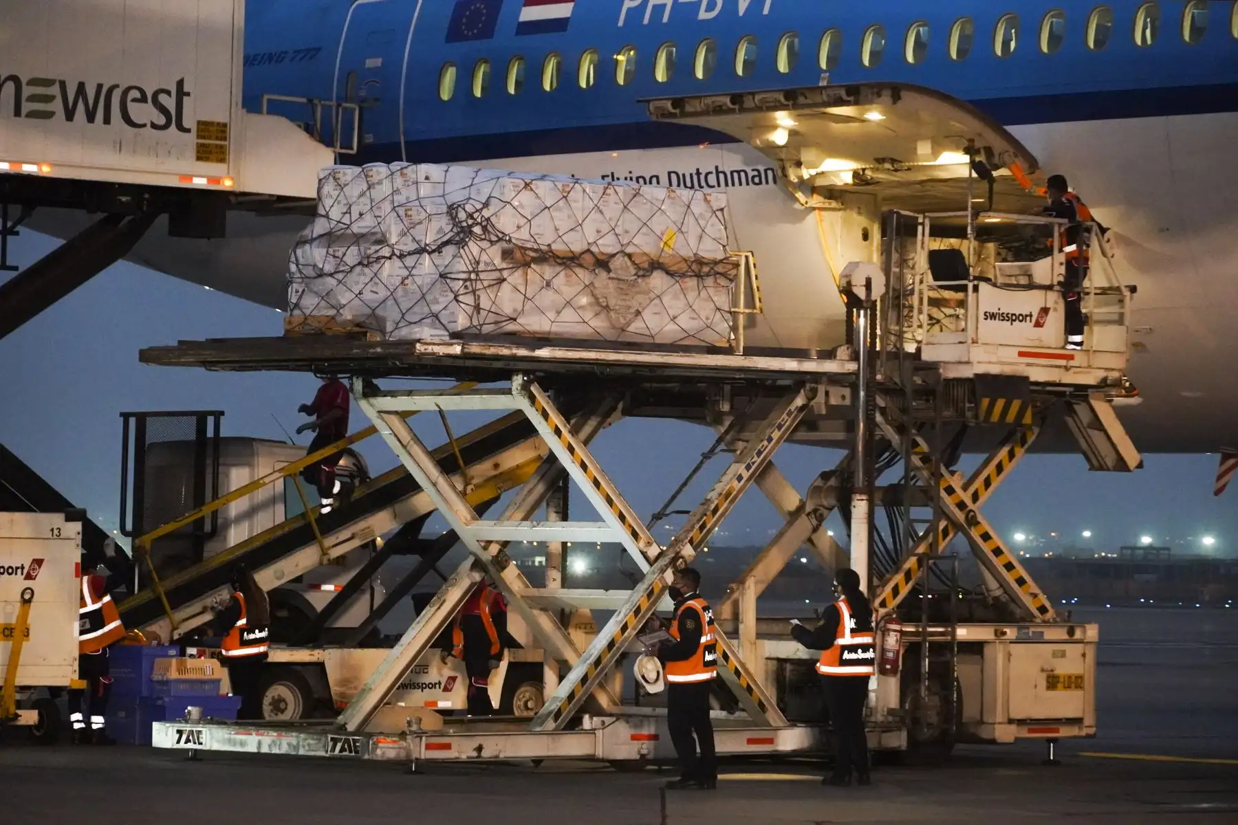 Llegó al país un lote de 748,800 dosis de vacunas contra la covid-19 que forman parte de las 13 millones que llegarán durante setiembre para proteger a los peruanos de una posible tercera ola de la covid-19. Foto: Minsa