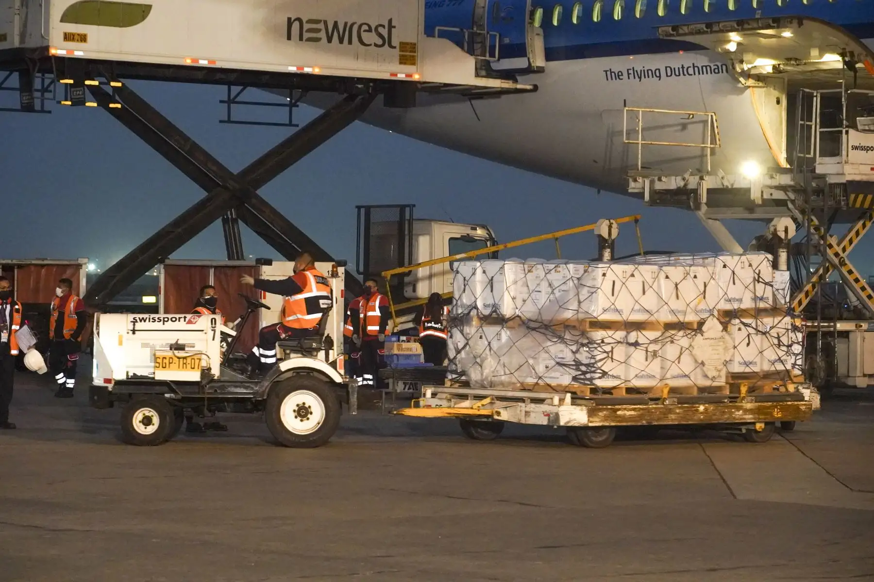 Llegó al país un lote de 748,800 dosis de vacunas contra la covid-19 que forman parte de las 13 millones que llegarán durante setiembre para proteger a los peruanos de una posible tercera ola de la covid-19. Foto: Minsa