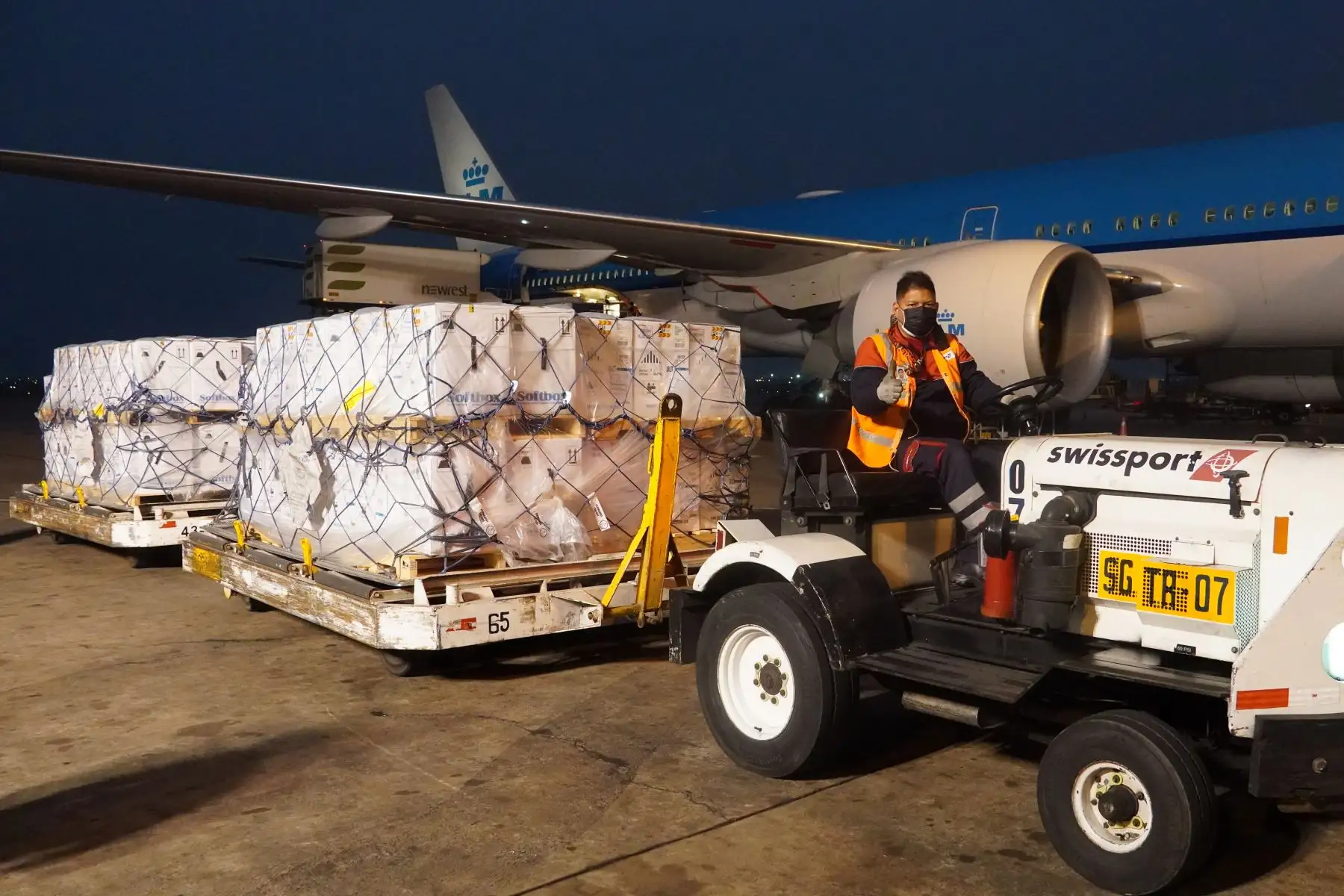 Llegó al país un lote de 748,800 dosis de vacunas contra la covid-19 que forman parte de las 13 millones que llegarán durante setiembre para proteger a los peruanos de una posible tercera ola de la covid-19. Foto: Minsa