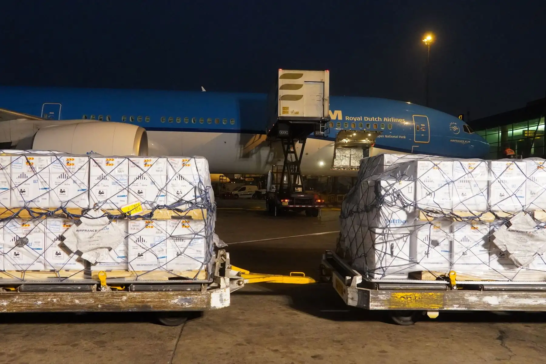 Llegó al país un lote de 748,800 dosis de vacunas contra la covid-19 que forman parte de las 13 millones que llegarán durante setiembre para proteger a los peruanos de una posible tercera ola de la covid-19. Foto: Minsa
