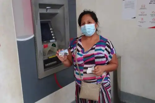 Beneficiaria cobra bono Yanapay. ANDINA/Difusión