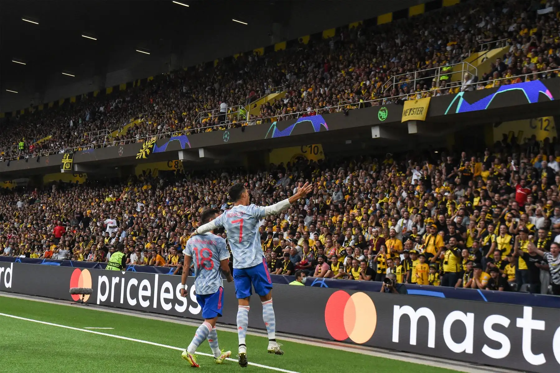 El delantero del Manchester United, Cristiano Ronaldo, celebra con el centrocampista portugués del Manchester United, Bruno Fernandes, tras marcar un gol durante el partido de fútbol del Grupo F de la Liga de Campeones de la UEFA entre el Young Boys y el Manchester United.
Foto: AFP