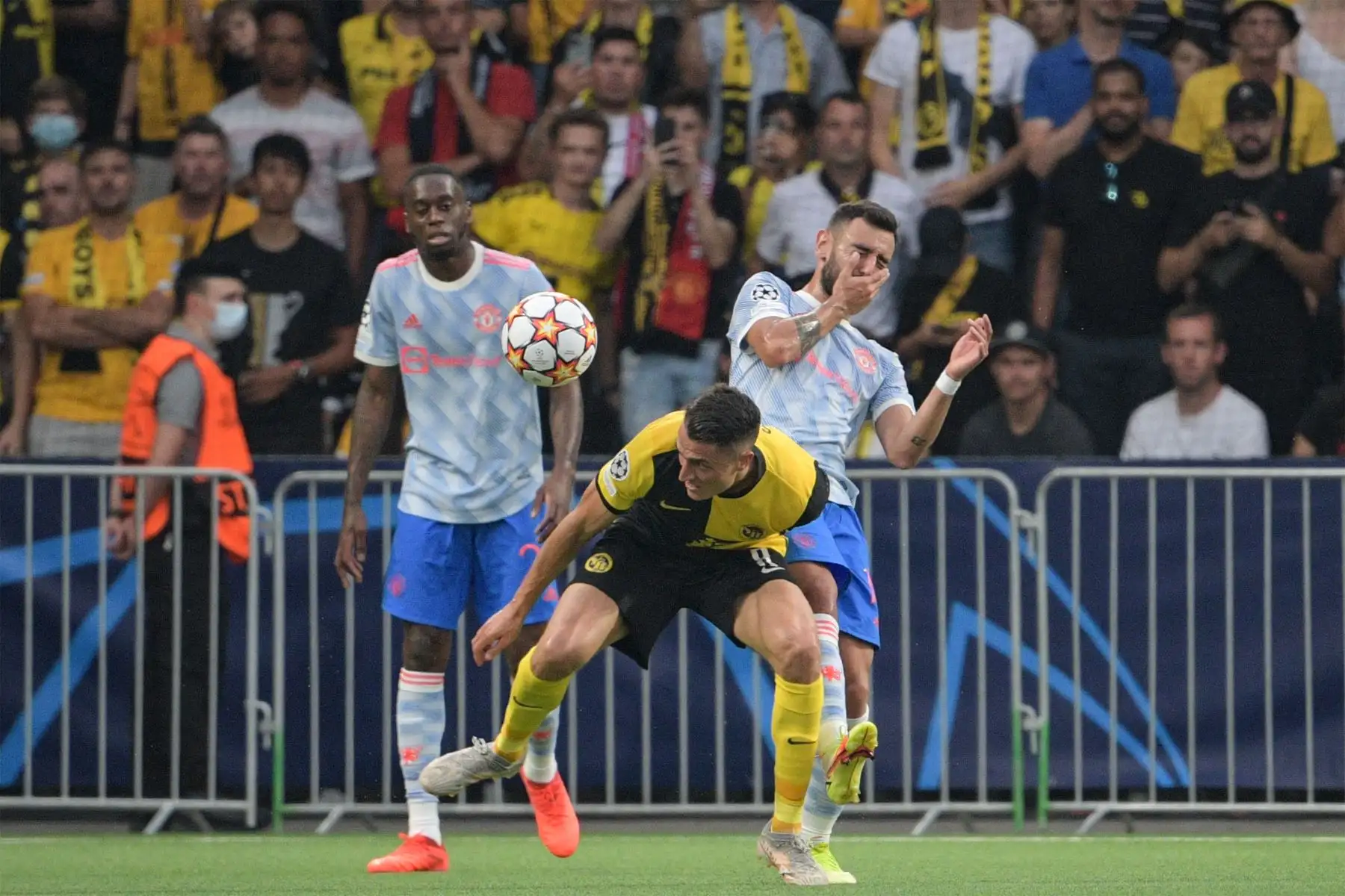 El centrocampista suizo de Young Boys Vincent Sierro pelea por el balón con el centrocampista portugués del Manchester United Bruno Fernandes durante el partido de fútbol del Grupo F de la Liga de Campeones de la UEFA entre el Young Boys y el Manchester United.
Foto: AFP