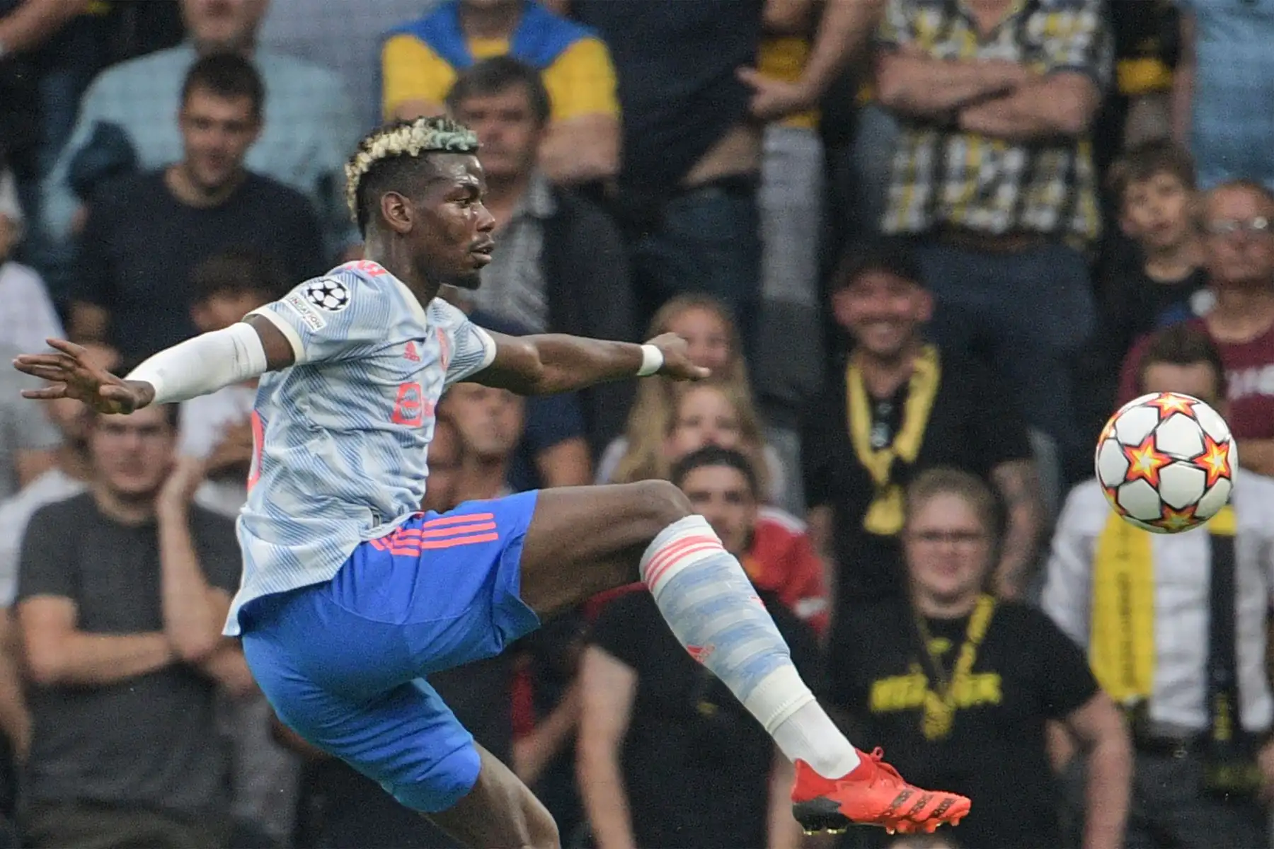 El centrocampista francés del Manchester United Paul Pogba controla el balón durante el partido de fútbol del Grupo F de la Liga de Campeones de la UEFA entre el Young Boys y el Manchester United.
Foto: AFP