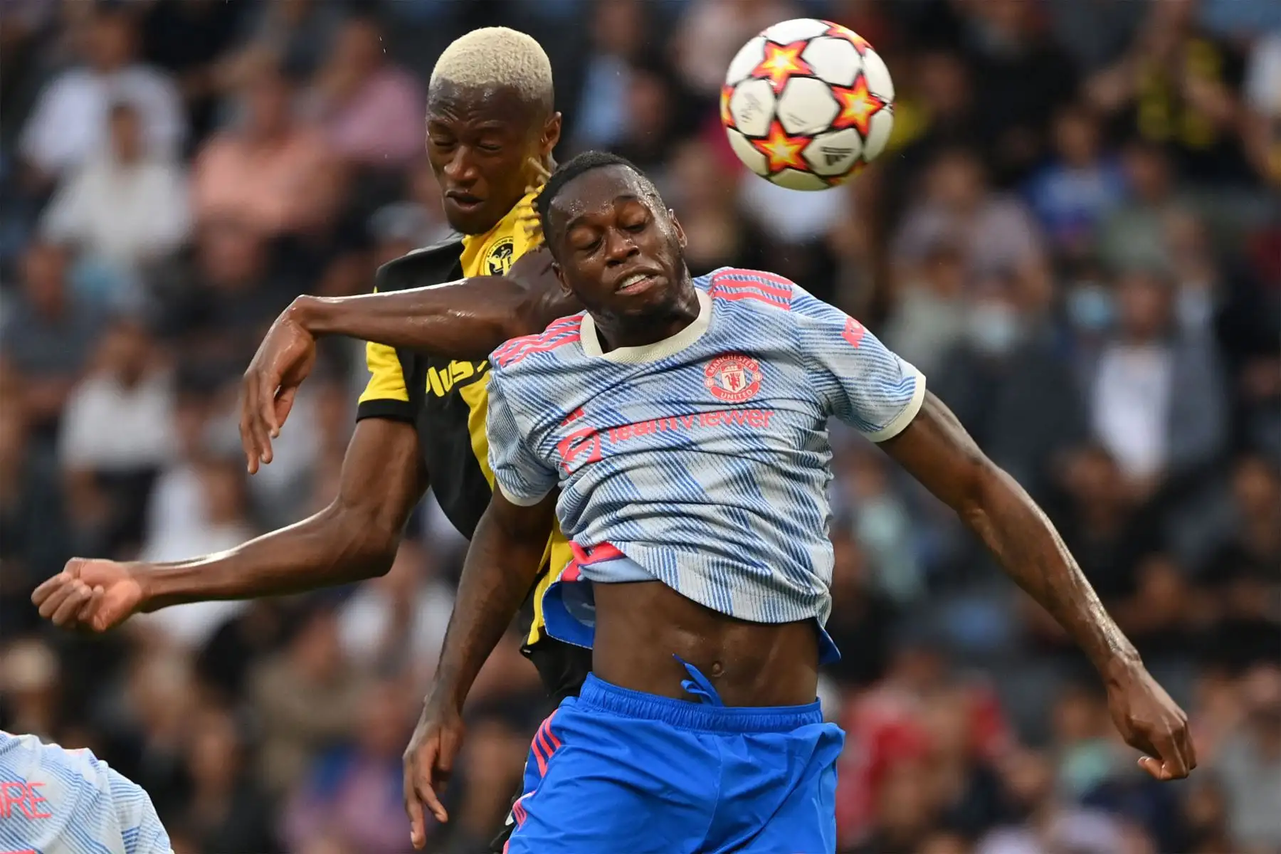 El defensor inglés del Manchester United Aaron Wan-Bissaka  y el defensor guineano de los Young Boys Mohamed Ali Camara luchan por el balón durante el partido de fútbol del Grupo F de la Liga de Campeones de la UEFA entre el Young Boys y el Manchester United.
Foto: AFP