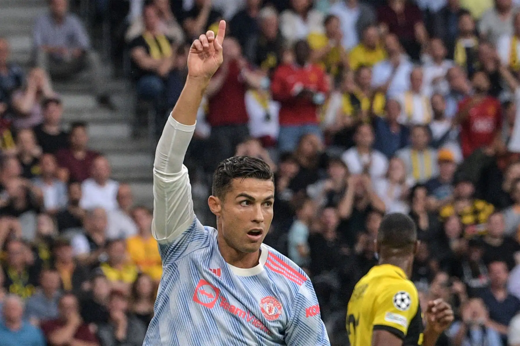 El delantero portugués del Manchester United, Cristiano Ronaldo, celebra tras marcar un gol durante el partido de fútbol del Grupo F de la Liga de Campeones de la UEFA entre el Young Boys y el Manchester United.
Foto: AFP