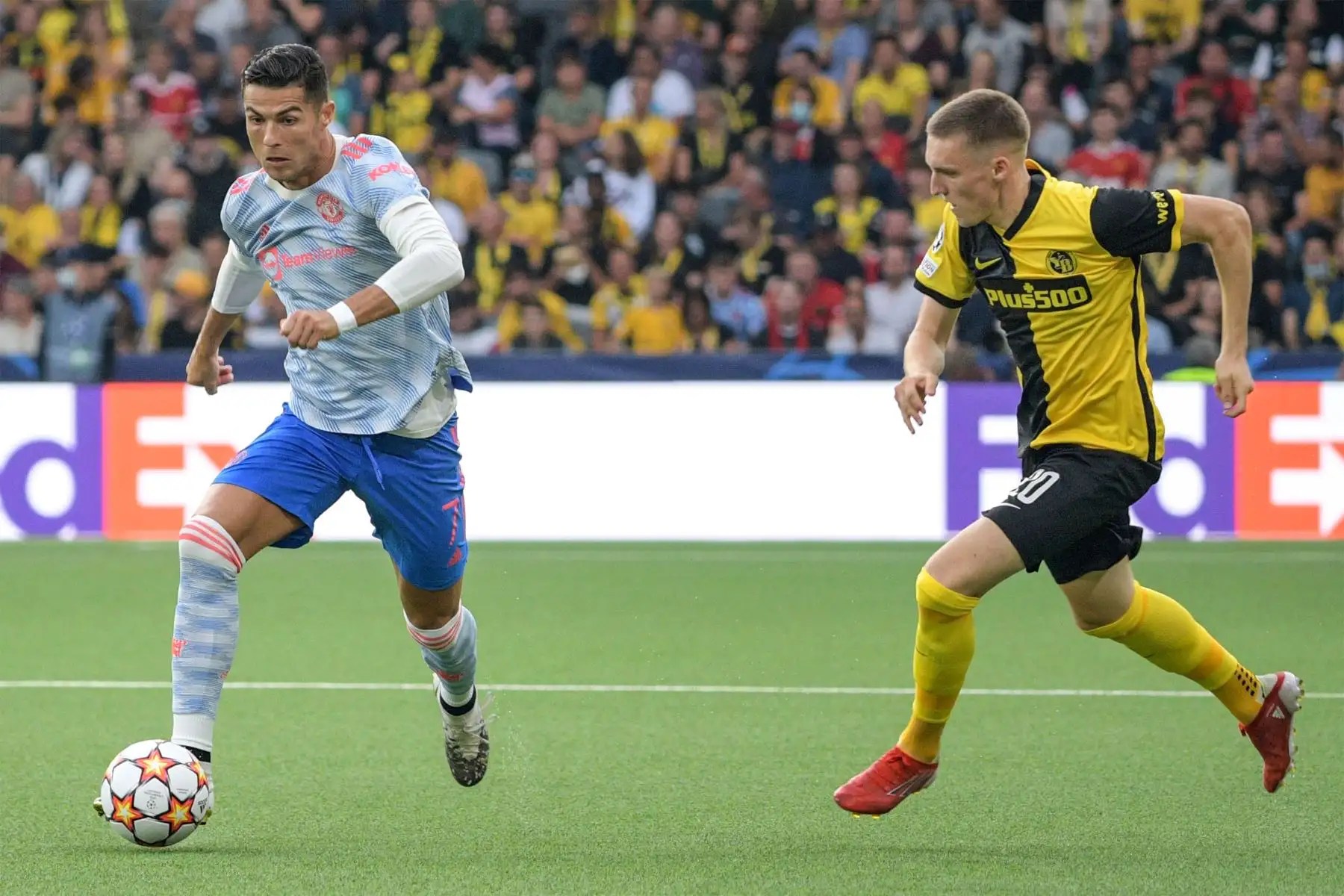 El delantero portugués del Manchester United, Cristiano Ronaldo, lucha por el balón con el centrocampista suizo de Young Boys Michel Aebischer durante el partido de fútbol del Grupo F de la Liga de Campeones de la UEFA entre el Young Boys y el Manchester United.
Foto: AFP