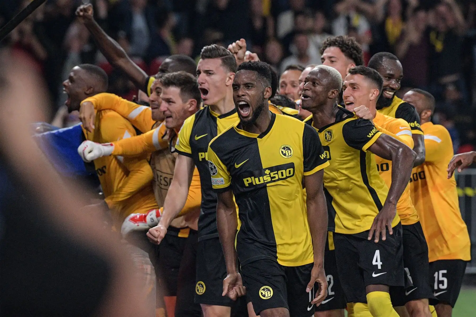 El delantero estadounidense de Young Boys, Jordy Siebatcheu Pefok, celebra tras marcar un gol con sus compañeros durante el partido de fútbol del Grupo F de la Liga de Campeones de la UEFA entre el Young Boys y el Manchester United.
Foto: AFP