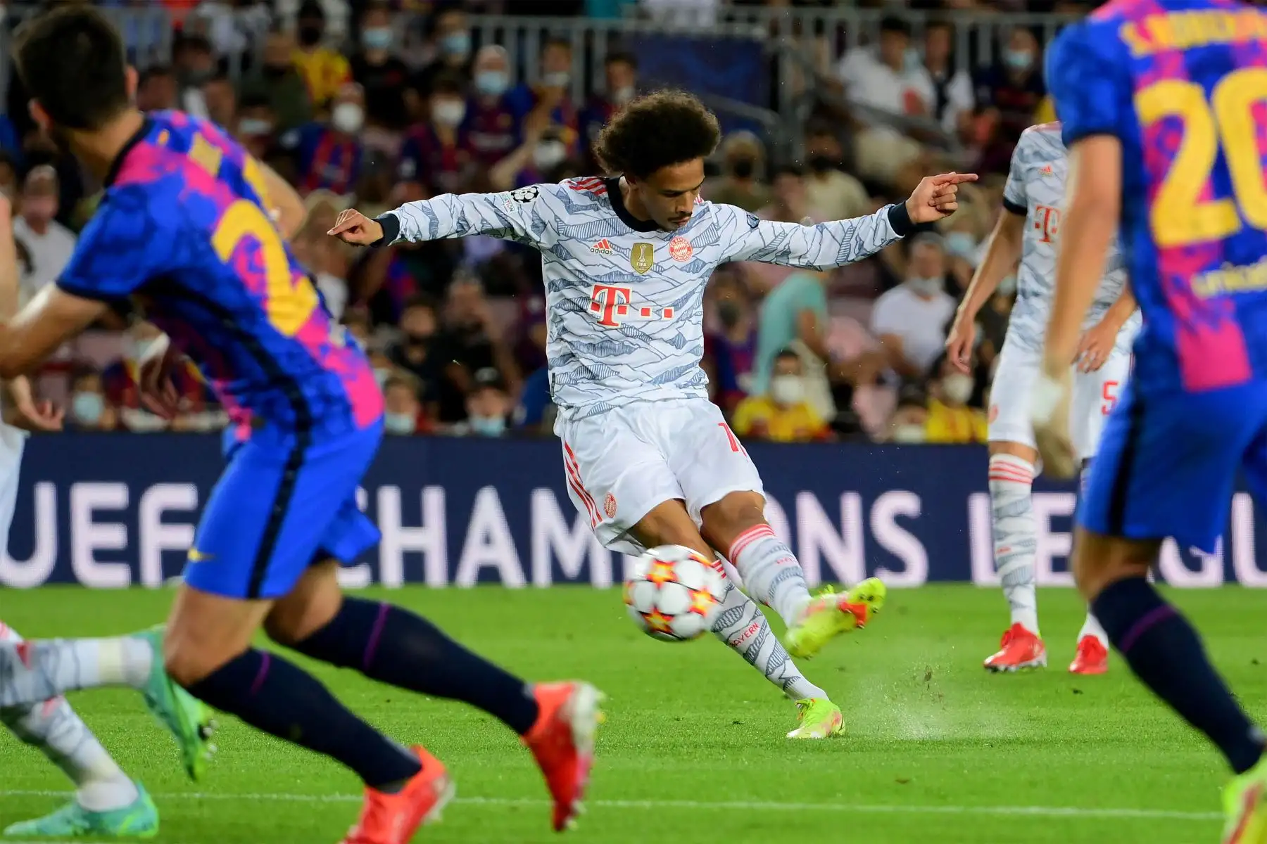 El centrocampista alemán del Bayern de Múnich, Leroy Sane, patea el balón durante el partido de fútbol del grupo E de la primera ronda de la Liga de Campeones de la UEFA entre el Barcelona y el Bayern de Múnich en el estadio Camp Nou de Barcelona.
Foto: AFP