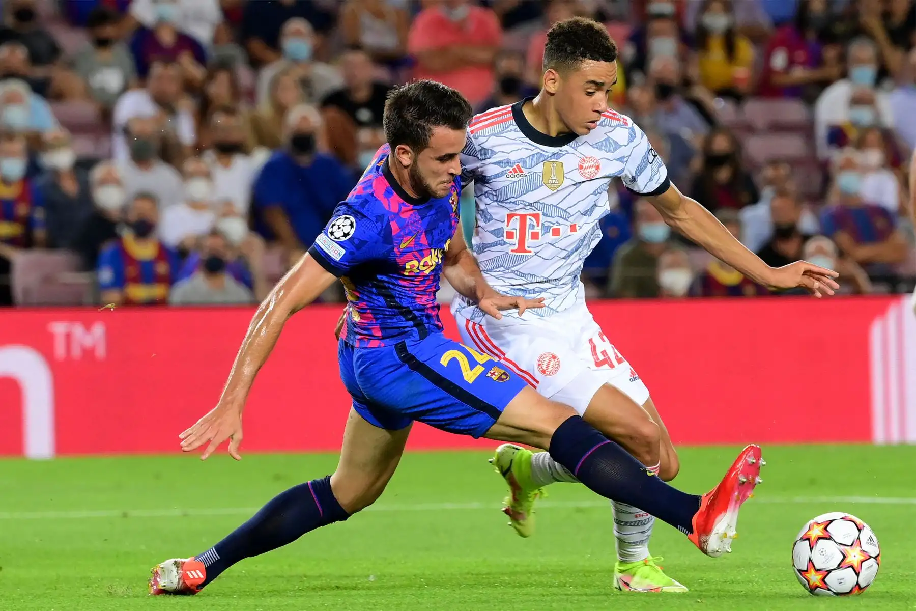 El centrocampista canadiense del Bayern Munich Alphonso Davies compite por el balón con el defensor español del Barcelona Sergi Roberto durante el partido de fútbol del grupo E de la primera ronda de la Liga de Campeones de la UEFA entre el Barcelona y el Bayern Munich.
Foto: AFP