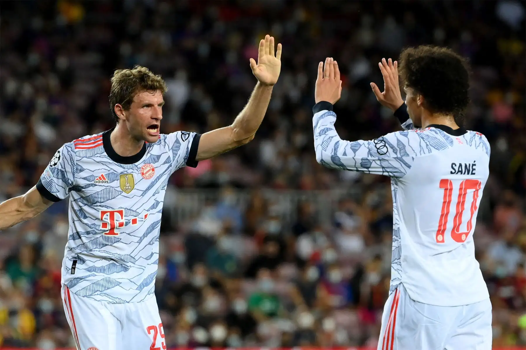 El delantero alemán del Bayern Múnich Thomas Mueller celebra su gol con el centrocampista alemán del Bayern Múnich Leroy Sane  durante la primera ronda de la Liga de Campeones de la UEFA, partido de fútbol del grupo E entre el Barcelona y el Bayern de Múnich en el estadio Camp Nou de Barcelona.
Foto: AFP