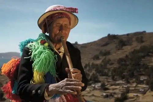 En la comunidad rural de Tunuhuire Chico, ubicada a 12 kilómetros al sur de la ciudad de Puno, se vive una de las mejores experiencias de turismo vivencial y comunitario. Y ello gracias a sus guardianes de la sabiduría ancestral aimara llamados Yatiri, personajes emblemáticos que constituyen la memoria viviente de la historia y cultura de su comunidad.