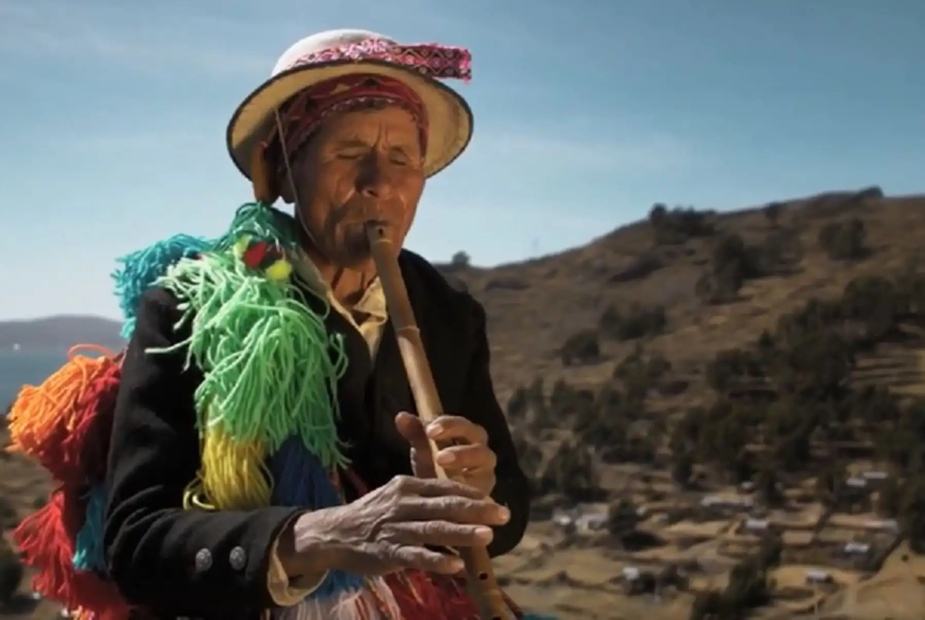 En la comunidad rural de Tunuhuire Chico, ubicada a 12 kilómetros al sur de la ciudad de Puno, se vive una de las mejores experiencias de turismo vivencial y comunitario. Y ello gracias a sus guardianes de la sabiduría ancestral aimara llamados Yatiri, personajes emblemáticos que constituyen la memoria viviente de la historia y cultura de su comunidad.