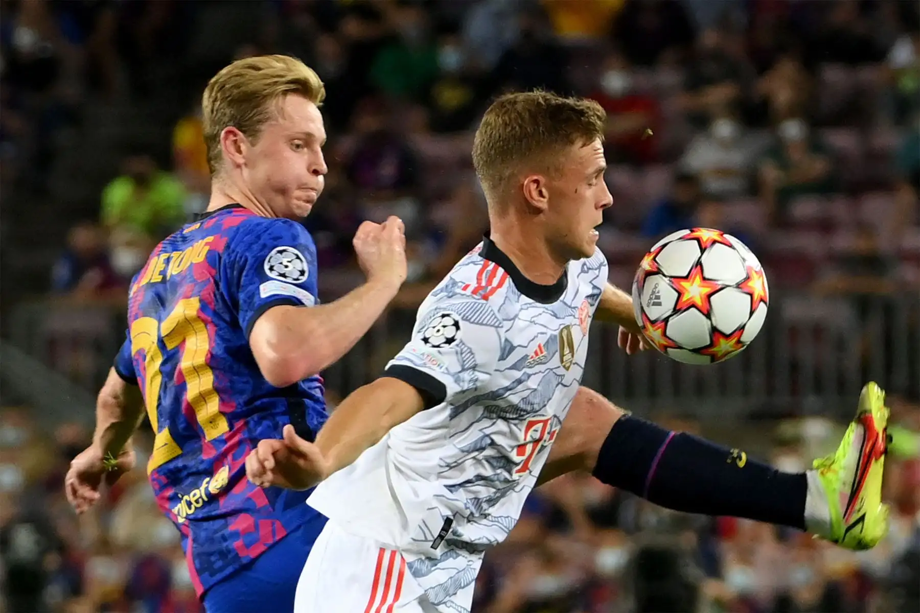 El centrocampista alemán del Bayern de Múnich Joshua Kimmich compite por el balón El centrocampista holandés del Barcelona Frenkie De Jong durante la primera ronda de la Liga de Campeones de la UEFA, partido de fútbol del grupo E entre el Barcelona y el Bayern de Múnich.
Foto: AFP