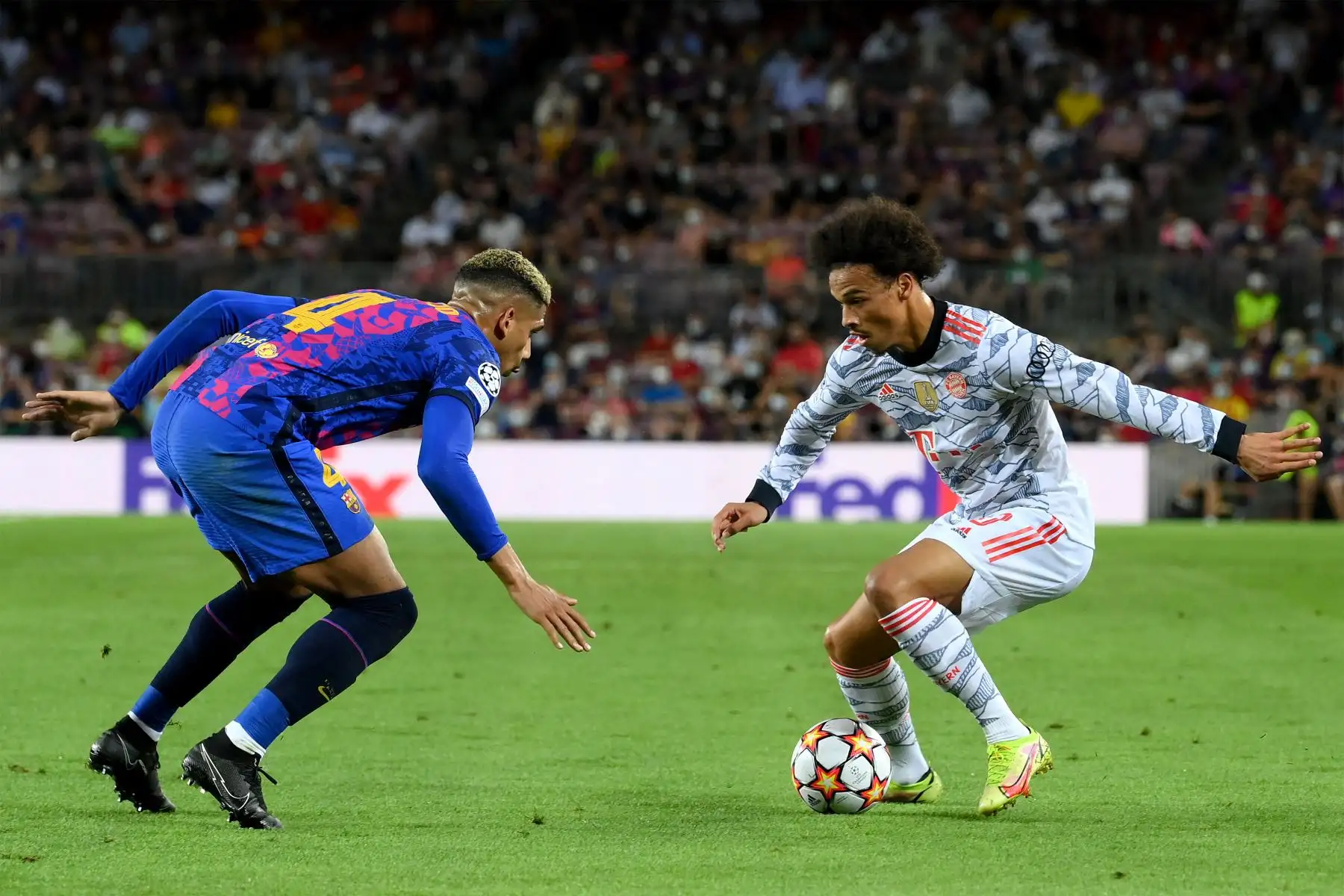 El centrocampista alemán del Bayern de Múnich Leroy Sane compite por el balón con el defensor uruguayo del Barcelona Ronald Araujo durante la primera ronda de la Liga de Campeones de la UEFA, partido de fútbol del grupo E entre el Barcelona y el Bayern de Múnich en el estadio Camp Nou.
Foto: AFP