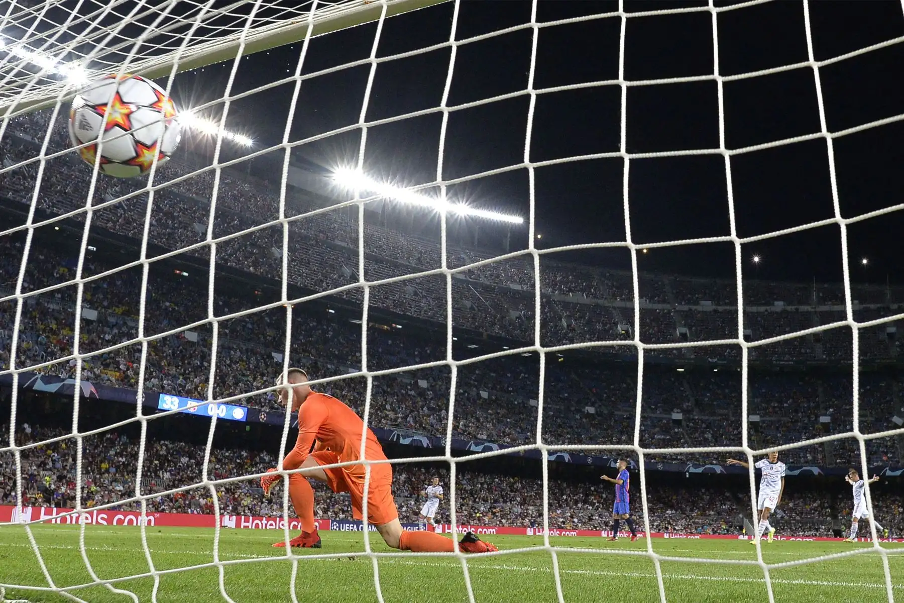 Barcelona Marc-Andre ter Stegen reacciona después de que el delantero alemán del Bayern Múnich Thomas Mueller marcara un gol durante el partido de fútbol del grupo E de la primera ronda de la Liga de Campeones de la UEFA entre el Barcelona y el Bayern de Múnich.
Foto: AFP