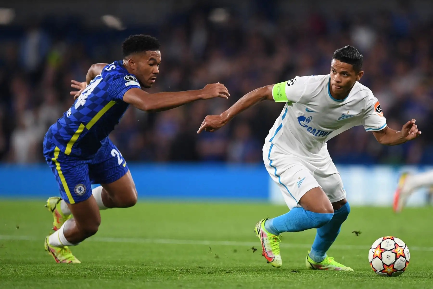 El defensor inglés del Chelsea Reece James (L) compite con el defensor brasileño del Zenit St. Petersburg Douglas Santos (R) durante el partido de fútbol del Grupo H de la Liga de Campeones de la UEFA entre el Chelsea y el Zenit St Petersburg en Stamford Bridge en Londres el 14 de septiembre de 2021. Foto: AFP