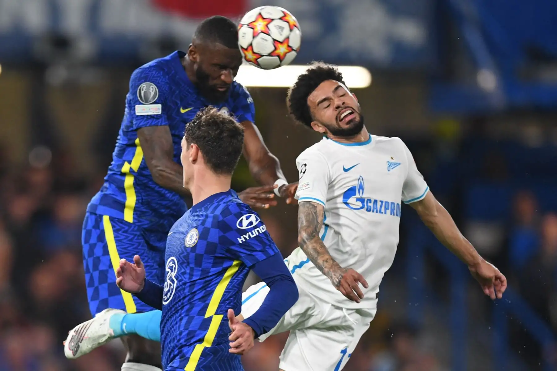 El defensor alemán del Chelsea Antonio Rudiger (L) gana un cabezazo bajo la presión del centrocampista brasileño Claudinho (R) del Zenit St. Petersburg durante el partido de fútbol del Grupo H de la Liga de Campeones de la UEFA entre el Chelsea y el Zenit St Petersburg en Stamford Bridge en Londres el 14 de septiembre de 2021. Foto: AFP
