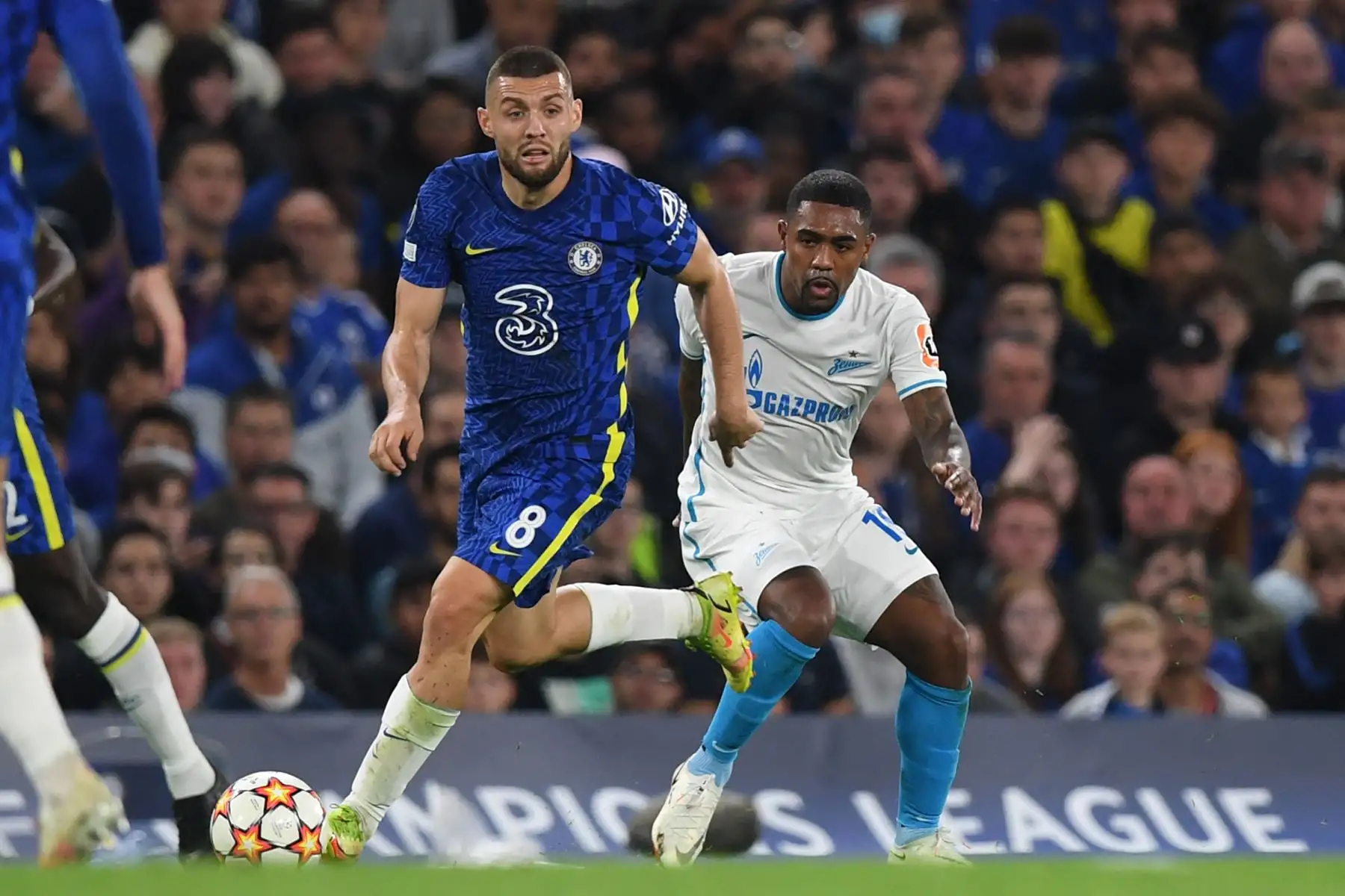 El centrocampista croata del Chelsea, Mateo Kovacic, corre con el balón durante el partido de fútbol del Grupo H de la Liga de Campeones de la UEFA entre el Chelsea y el Zenit St Petersburg en Stamford Bridge en Londres el 14 de septiembre de 2021. Foto: AFP