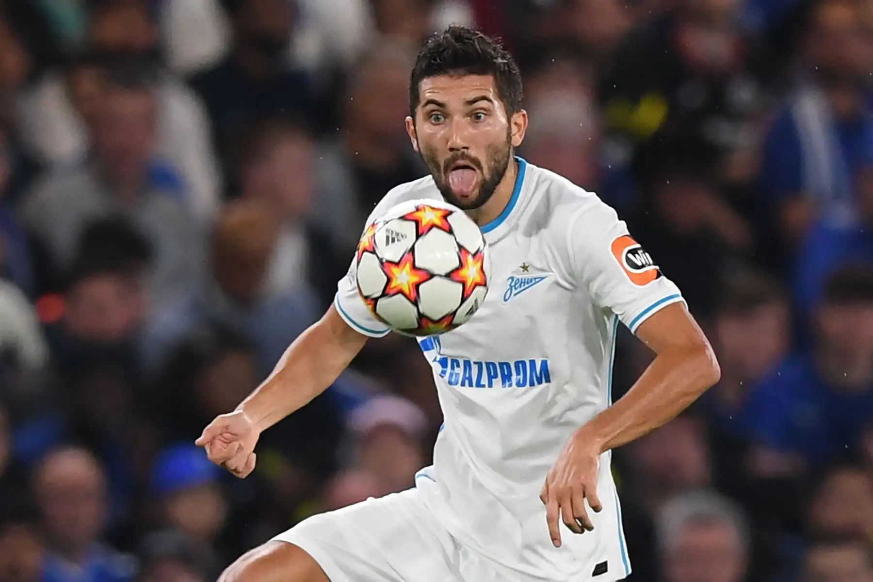 El centrocampista ruso del Zenit St. Petersburg Aleksei Sutormin controla el balón durante el partido de fútbol del Grupo H de la Liga de Campeones de la UEFA entre el Chelsea y el Zenit St Petersburg en Stamford Bridge en Londres el 14 de septiembre de 2021. Foto: AFP