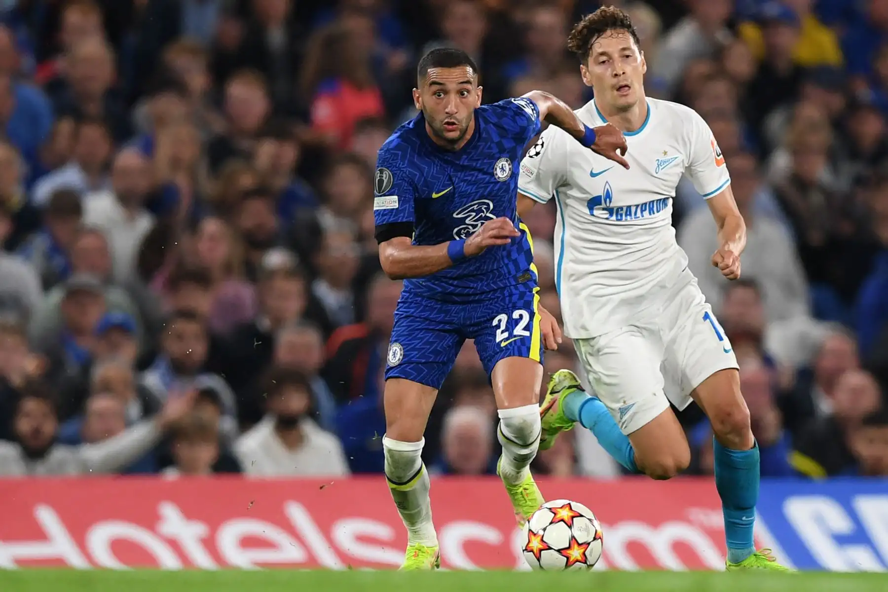 El centrocampista marroquí del Chelsea Hakim Ziyech (izq.) Huye del mediocampista ruso del Zenit St. Petersburg Daler Kuzyaev (der.) Durante el partido de fútbol del Grupo H de la Liga de Campeones de la UEFA entre el Chelsea y el Zenit St Petersburg en Stamford Bridge en Londres el 14 de septiembre de 2021. Foto: AFP
