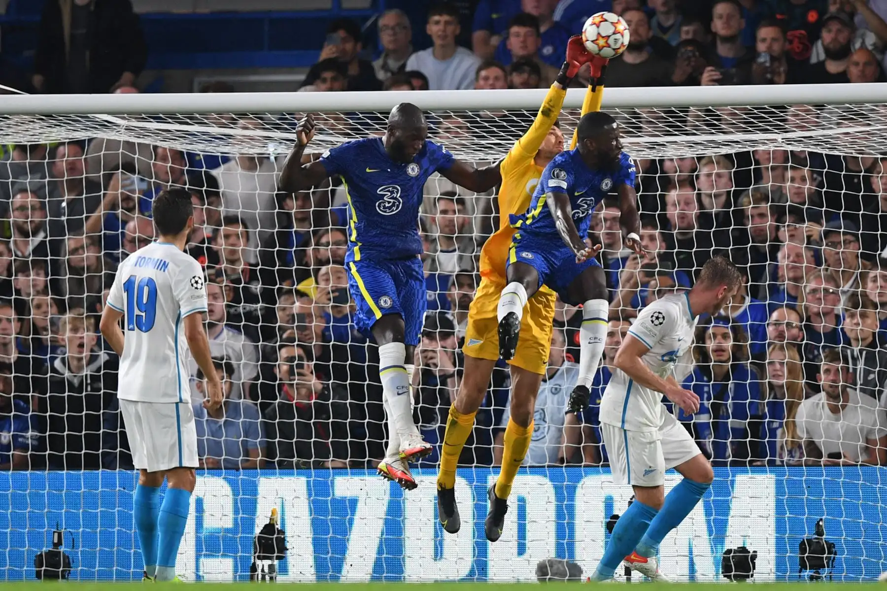 El portero ruso del Zenit St. Petersburg Stanislav Kritsyuk (C) hace una parada durante el partido de fútbol del Grupo H de la Liga de Campeones de la UEFA entre el Chelsea y el Zenit St Petersburg en Stamford Bridge en Londres el 14 de septiembre de 2021. Foto: AFP