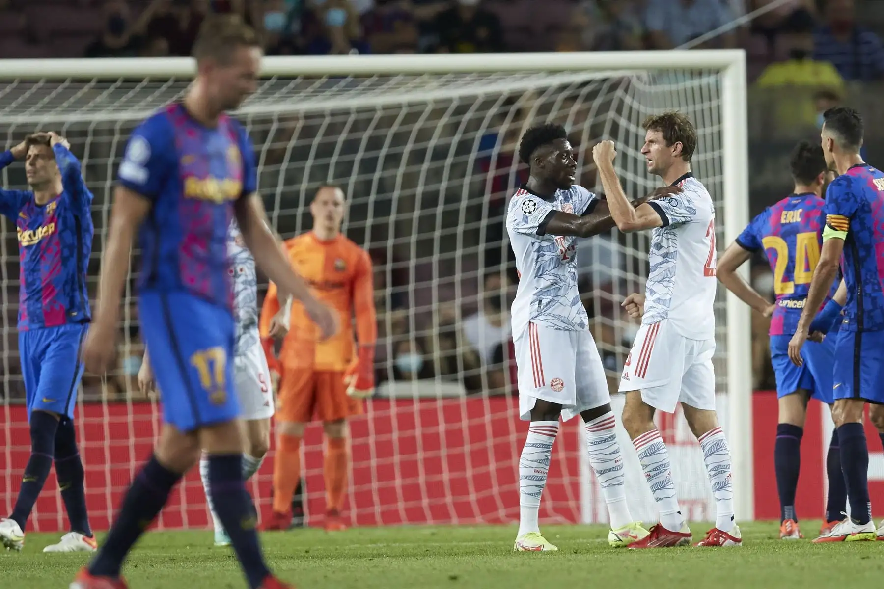 El centrocampista del Bayern Múnich,Thomas Müller celebra su gol, primero del equipo ante el FC Barcelona, durante el partido de la fase de grupos de la Liga de Campeones que FC Barcelona y Bayern Múnich.
Foto: EFE