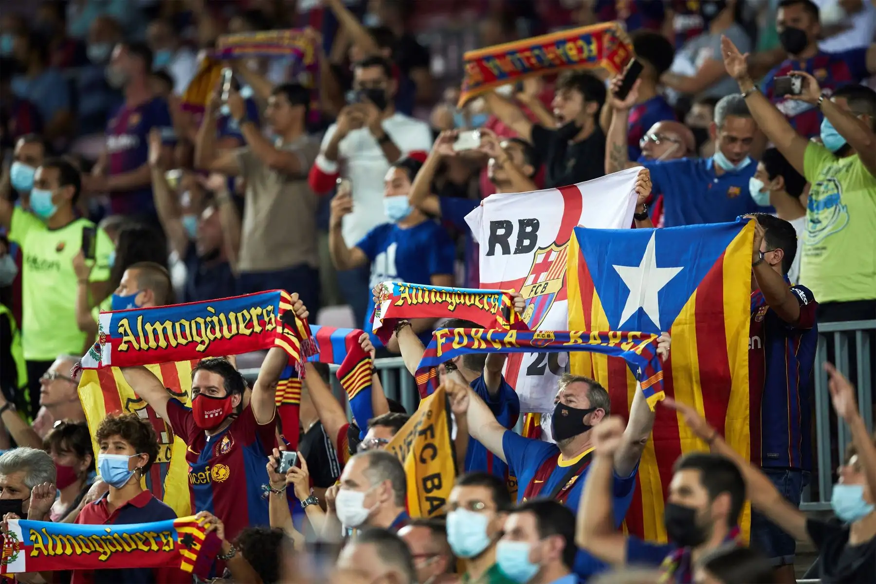 La afición blaugrana anima a su equipo durante el partido de la fase de grupos de la Liga de Campeones que FC Barcelona y Bayern Múnich juegan en el Camp Nou, en Barcelona.
Foto: EFE