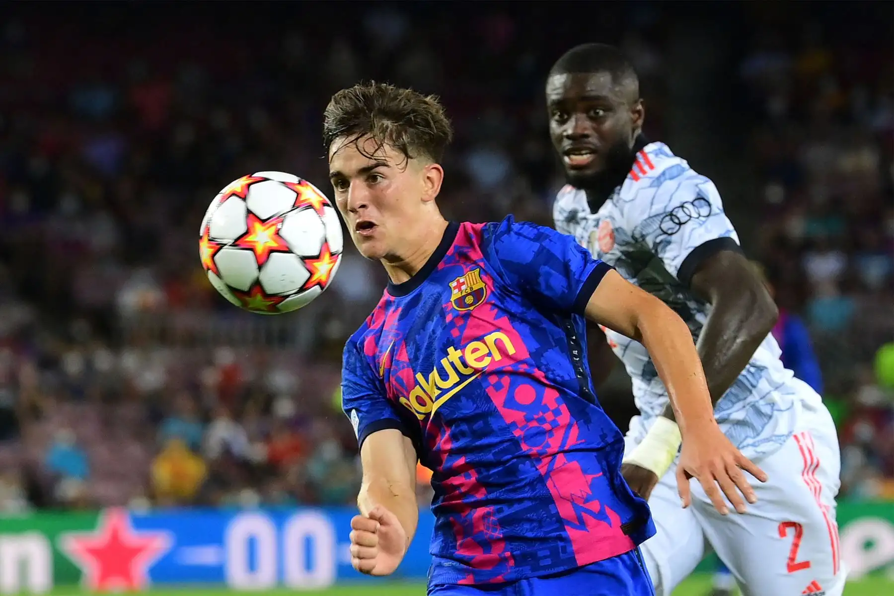 El centrocampista español del Barcelona, ​​Gavi, supera al defensor francés del Bayern de Múnich, Dayot Upamecano, durante el partido de fútbol del grupo E de la primera ronda de la Liga de Campeones de la UEFA entre el Barcelona y el Bayern de Múnich.
Foto: AFP