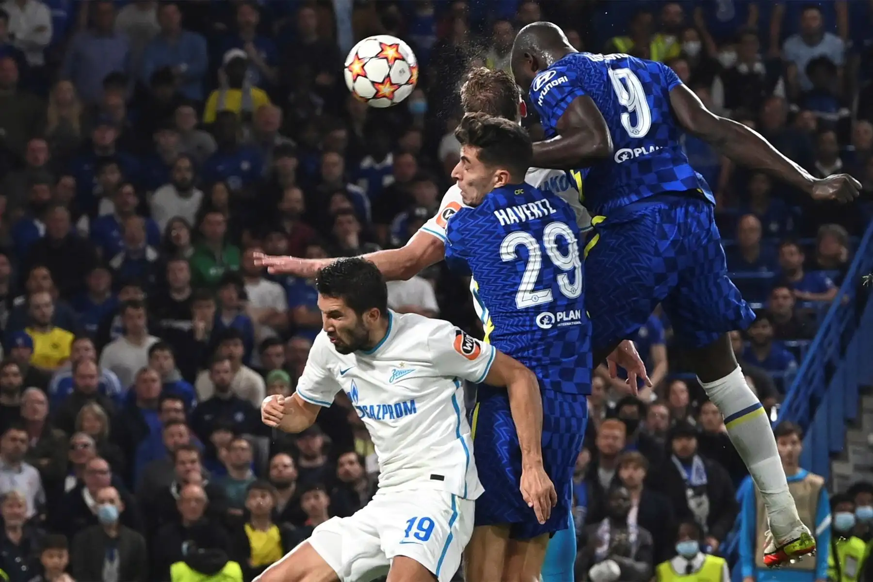 Romelu Lukaku del Chelsea anota la ventaja de 1-0 durante el partido de fútbol del grupo H de la Liga de Campeones de la UEFA entre el Chelsea FC y el Zenit St. Petersburg en Londres, Gran Bretaña.
Foto: AFP