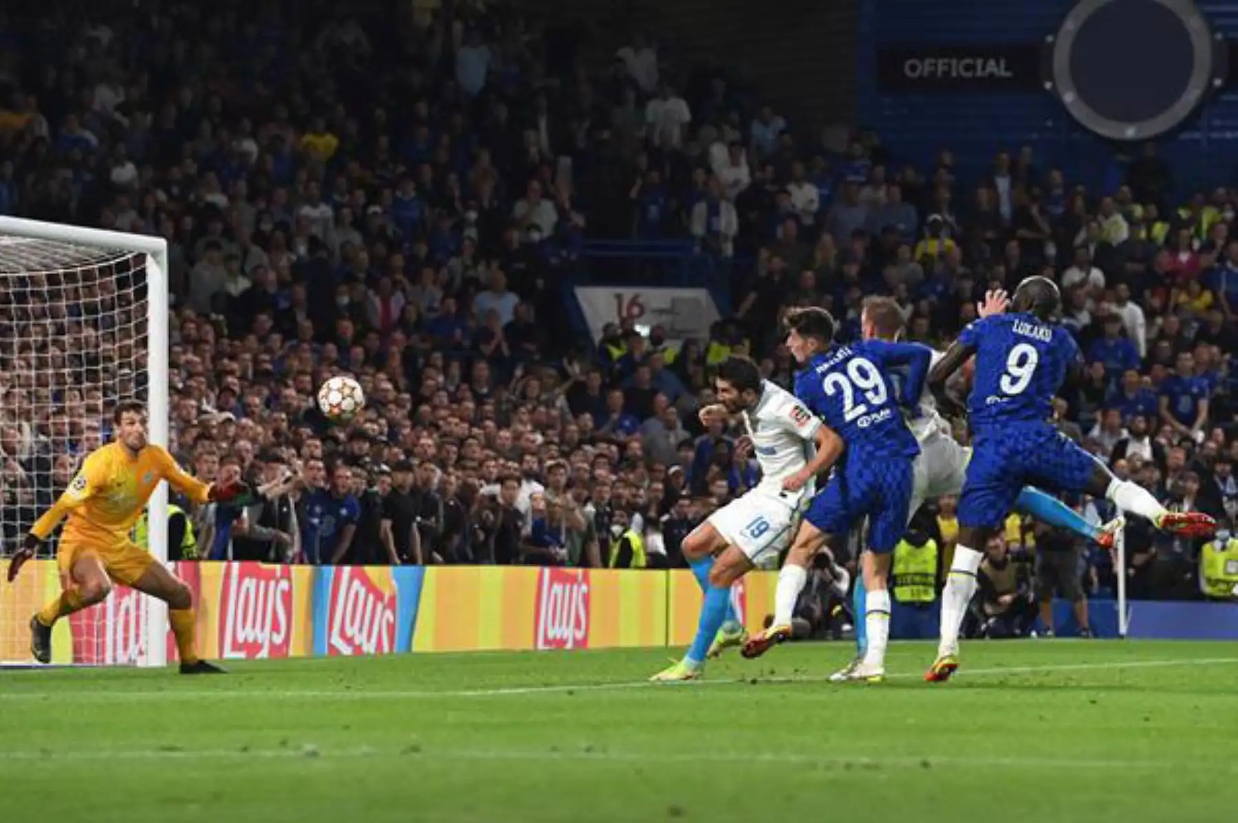 Romelu Lukaku  del Chelsea anota la ventaja de 1-0 durante el partido de fútbol del grupo H de la Liga de Campeones de la UEFA entre el Chelsea FC y el Zenit St. Petersburg en Londres.
Foto: AFP