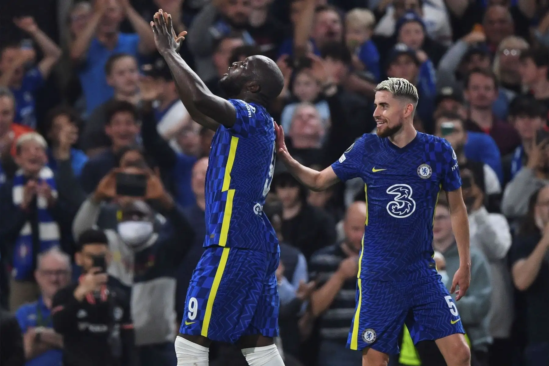 Romelu Lukaku  del Chelsea celebra con Jorginho  del Chelsea después de anotar la ventaja de 1-0 durante el partido de fútbol del grupo H de la Liga de Campeones de la UEFA entre el Chelsea FC y el Zenit St. Petersburg en Londres, Gran Bretaña.
Foto: EFE