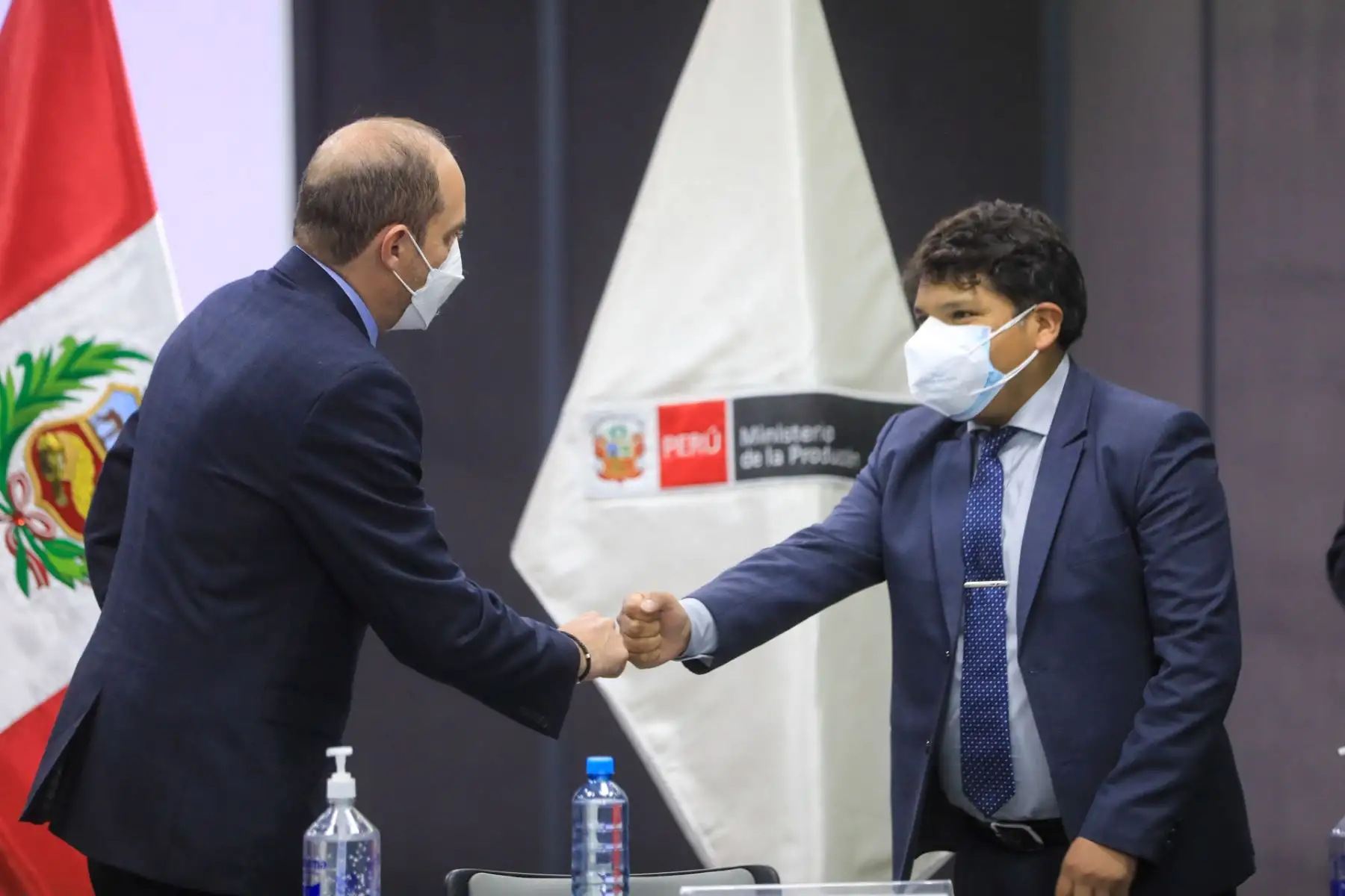 El ministro de la Producción, Yvan Quispe Apaza, recibió a la delegación ecuatoriana encabezada por su homólogo Julio Prado, quien junto a su equipo de trabajo solicitó efectuar un trabajo articulado entre ambas naciones, para lograr la reactivación productiva. Foto: PRODUCE