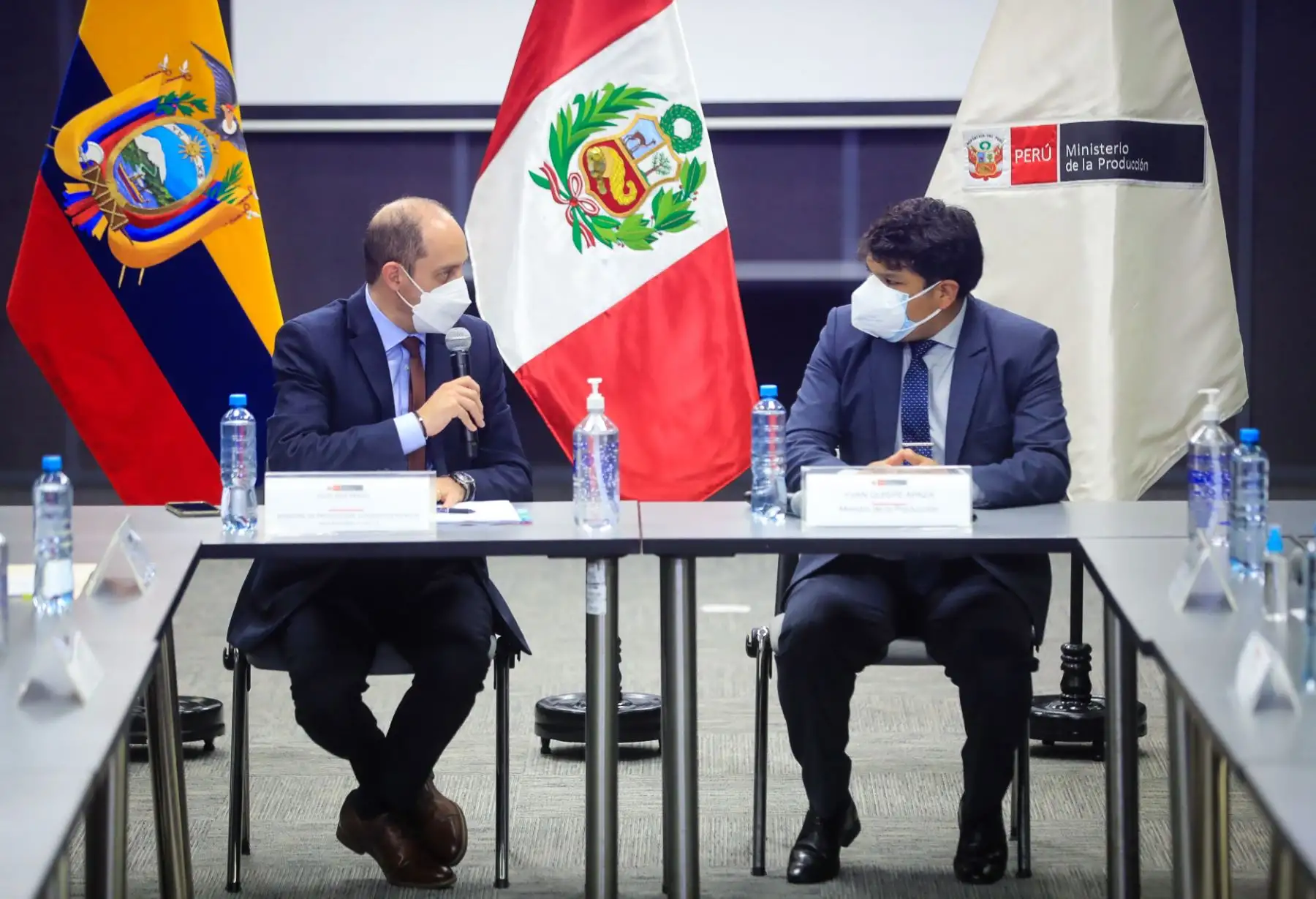 El ministro de la Producción, Yvan Quispe Apaza, recibió a la delegación ecuatoriana encabezada por su homólogo Julio Prado, quien junto a su equipo de trabajo solicitó efectuar un trabajo articulado entre ambas naciones, para lograr la reactivación productiva. Foto: PRODUCE