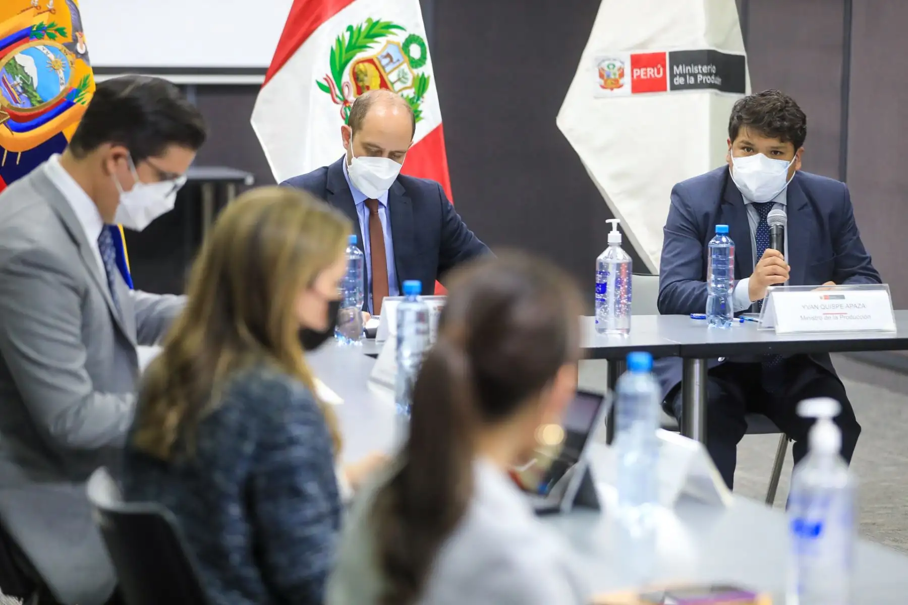El ministro de la Producción, Yvan Quispe Apaza, recibió a la delegación ecuatoriana encabezada por su homólogo Julio Prado, quien junto a su equipo de trabajo solicitó efectuar un trabajo articulado entre ambas naciones, para lograr la reactivación productiva. Foto: PRODUCE