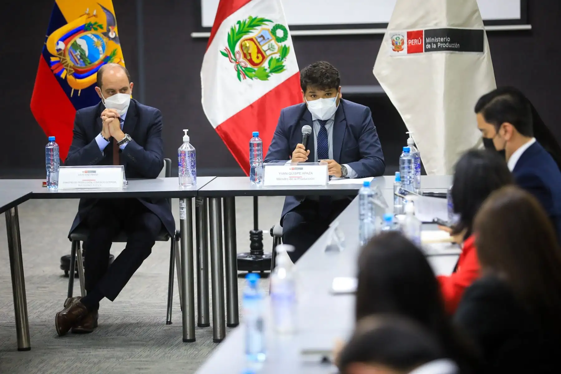 El ministro de la Producción, Yvan Quispe Apaza, recibió a la delegación ecuatoriana encabezada por su homólogo Julio Prado, quien junto a su equipo de trabajo solicitó efectuar un trabajo articulado entre ambas naciones, para lograr la reactivación productiva. Foto: PRODUCE