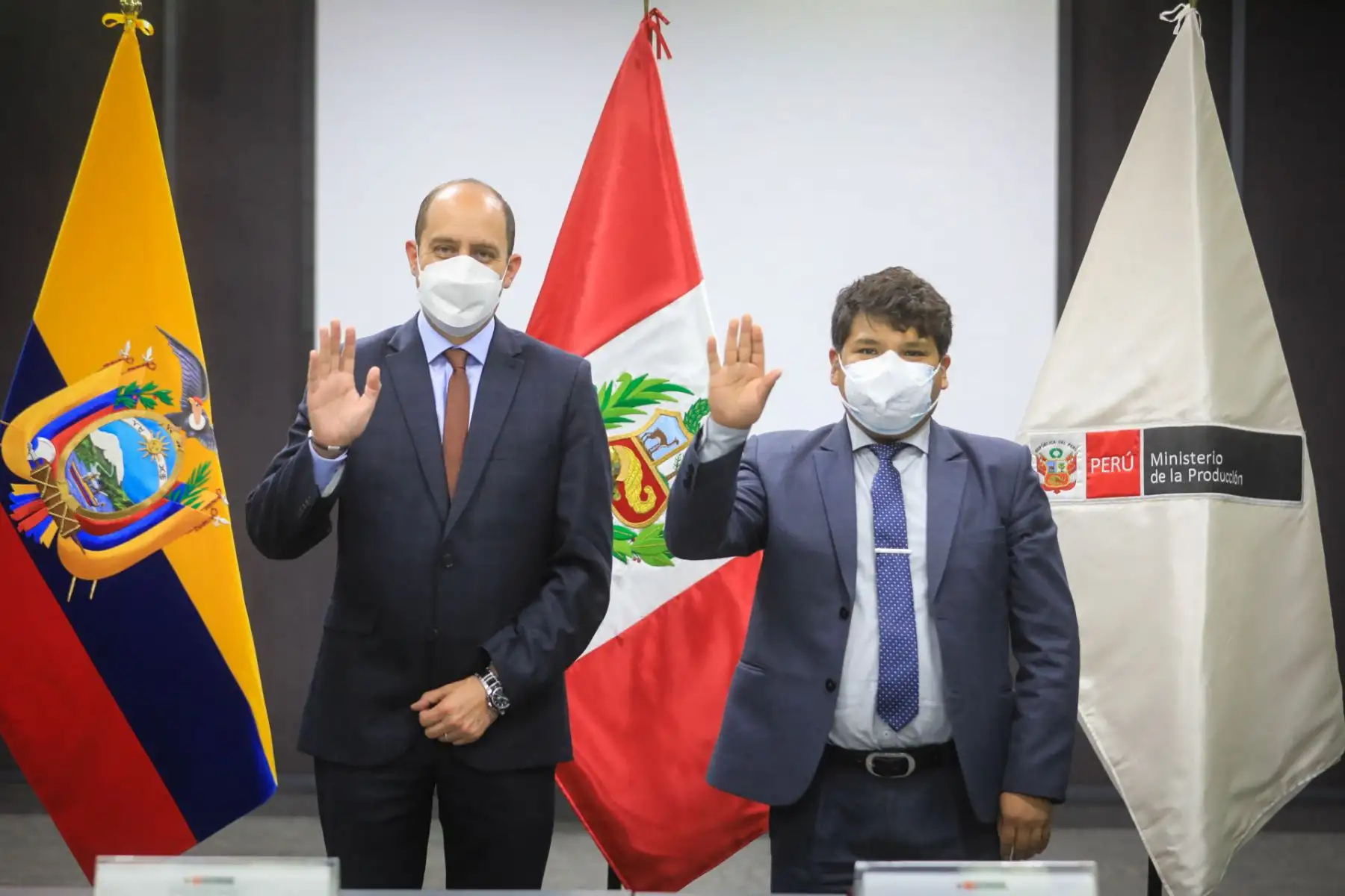El ministro de la Producción, Yvan Quispe Apaza, recibió a la delegación ecuatoriana encabezada por su homólogo Julio Prado, quien junto a su equipo de trabajo solicitó efectuar un trabajo articulado entre ambas naciones, para lograr la reactivación productiva. Foto: PRODUCE