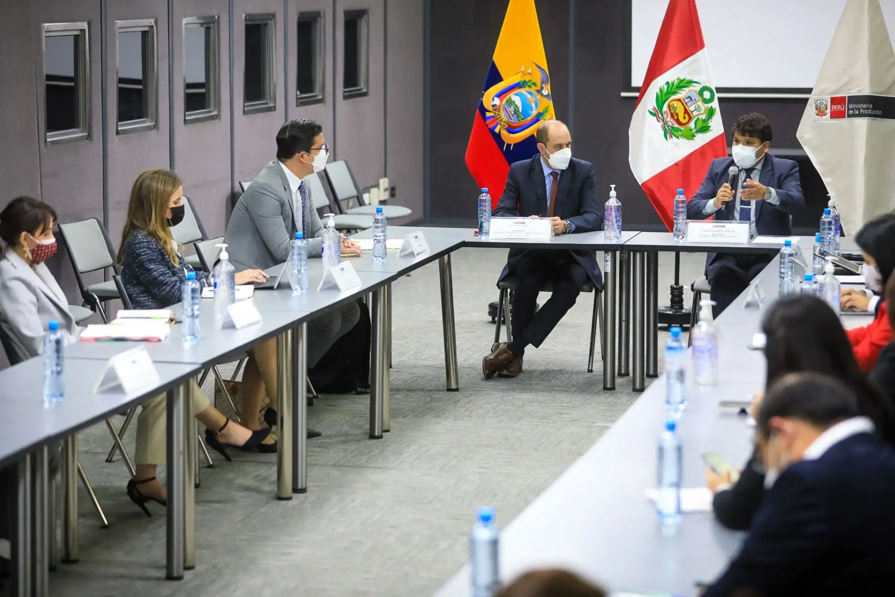 El ministro de la Producción, Yvan Quispe Apaza, recibió a la delegación ecuatoriana encabezada por su homólogo Julio Prado, quien junto a su equipo de trabajo solicitó efectuar un trabajo articulado entre ambas naciones, para lograr la reactivación productiva. Foto: PRODUCE