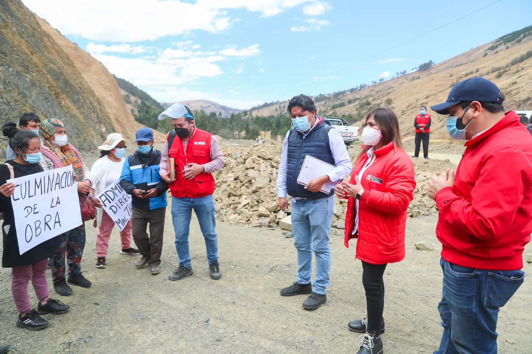 El Ministerio de Transportes y Comunicaciones (MTC) conformará una mesa técnica para reiniciar los trabajos en la carretera Palca-Jauja. Este fue uno de los acuerdos a los que se arribaron hoy en la reunión realizada en la Municipalidad de Yauli, en Junín, en la cual tuvo una participación decisiva la viceministra de Transportes, Verónica Cáceres. Con ello, se levantó el bloqueo que se venía realizando en un sector de la Carretera Central. Foto: MTC