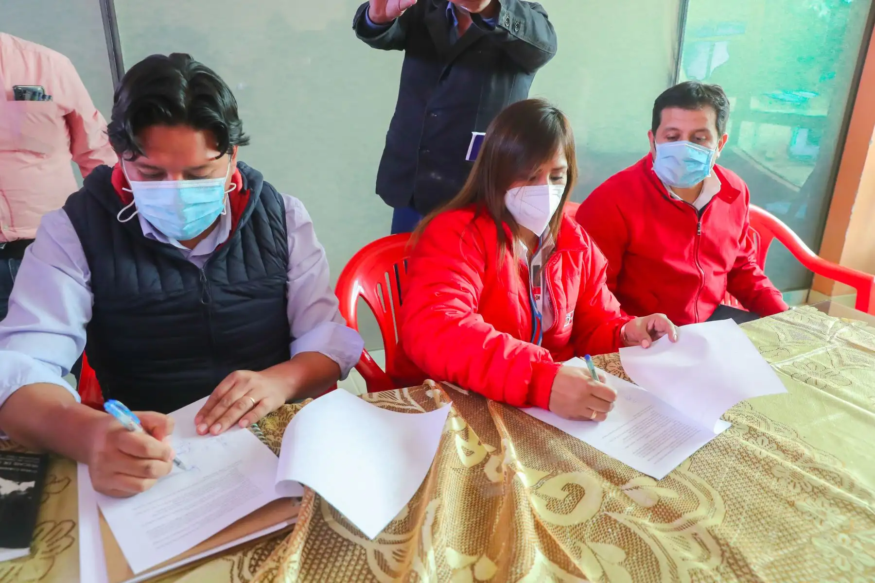 El Ministerio de Transportes y Comunicaciones (MTC) conformará una mesa técnica para reiniciar los trabajos en la carretera Palca-Jauja. Este fue uno de los acuerdos a los que se arribaron hoy en la reunión realizada en la Municipalidad de Yauli, en Junín, en la cual tuvo una participación decisiva la viceministra de Transportes, Verónica Cáceres. Con ello, se levantó el bloqueo que se venía realizando en un sector de la Carretera Central. Foto: MTC