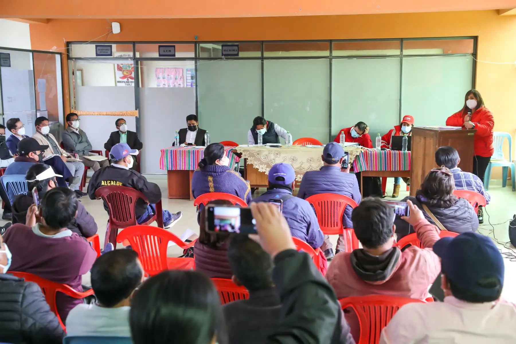 El Ministerio de Transportes y Comunicaciones (MTC) conformará una mesa técnica para reiniciar los trabajos en la carretera Palca-Jauja. Este fue uno de los acuerdos a los que se arribaron hoy en la reunión realizada en la Municipalidad de Yauli, en Junín, en la cual tuvo una participación decisiva la viceministra de Transportes, Verónica Cáceres. Con ello, se levantó el bloqueo que se venía realizando en un sector de la Carretera Central. Foto: MTC