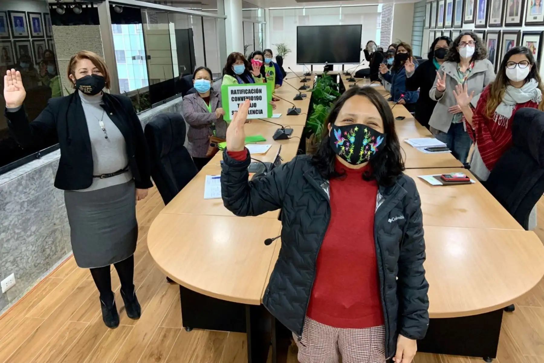 Ministra de la Mujer, Anahí Durand, recibió a trabajadoras del hogar.