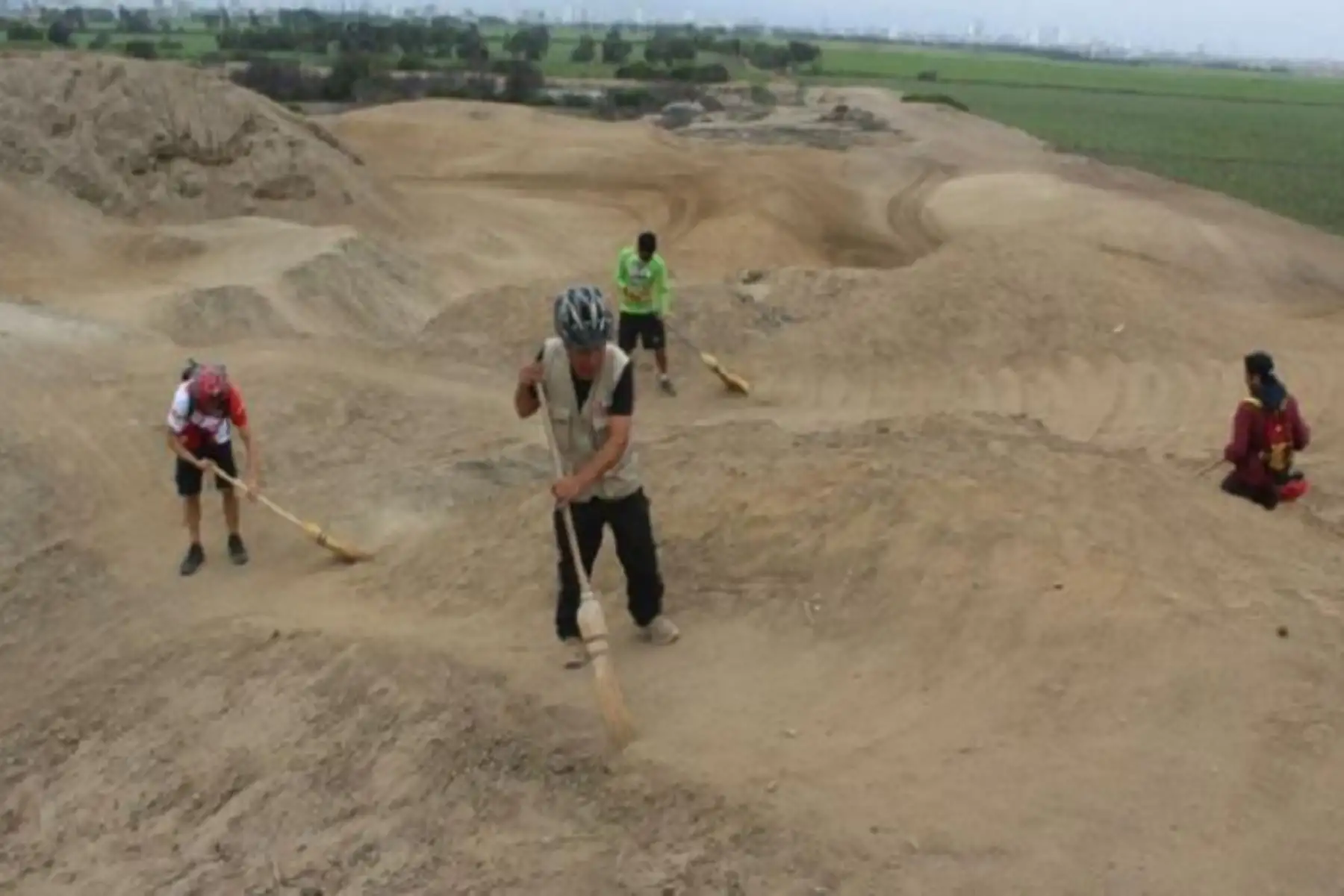 Participaron en la jornada de limpieza representantes de la Asociación de Ciclistas del Perú-Trujillo (Aciper-Trujillo), Milenials Trujillo Bike, NSR – Bike y Ciclismo Víctor Lazarte, quienes fueron guiados por un arqueólogo y un conservador del Ministerio de Cultura.