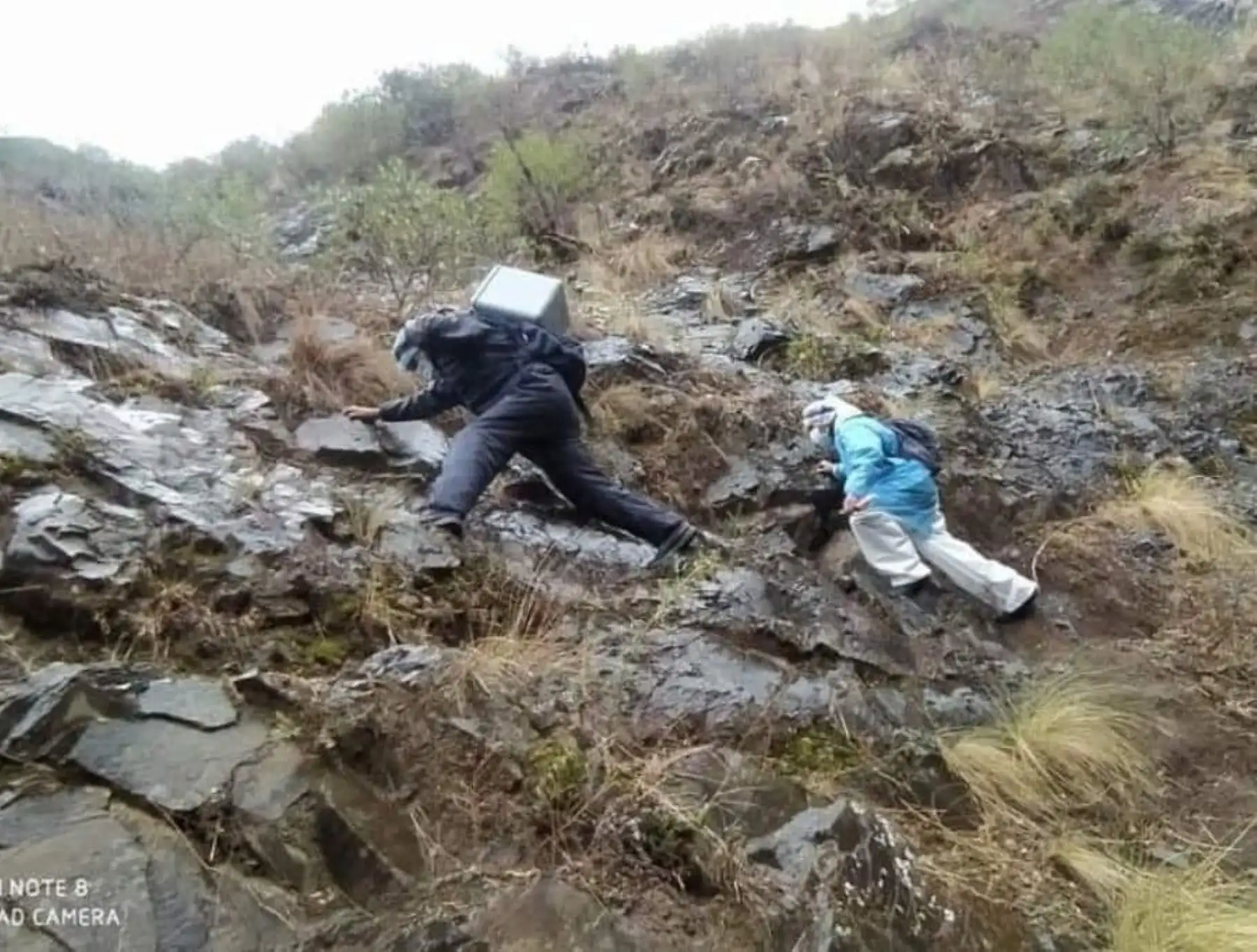 Brigadas de salud de Huancavelica recorren largas distancias para llegar a las comunidades más alejadas y aplicar la vacuna contra el covid-19 a los habitantes de esos poblados. Foto: ANDINA/difusión.