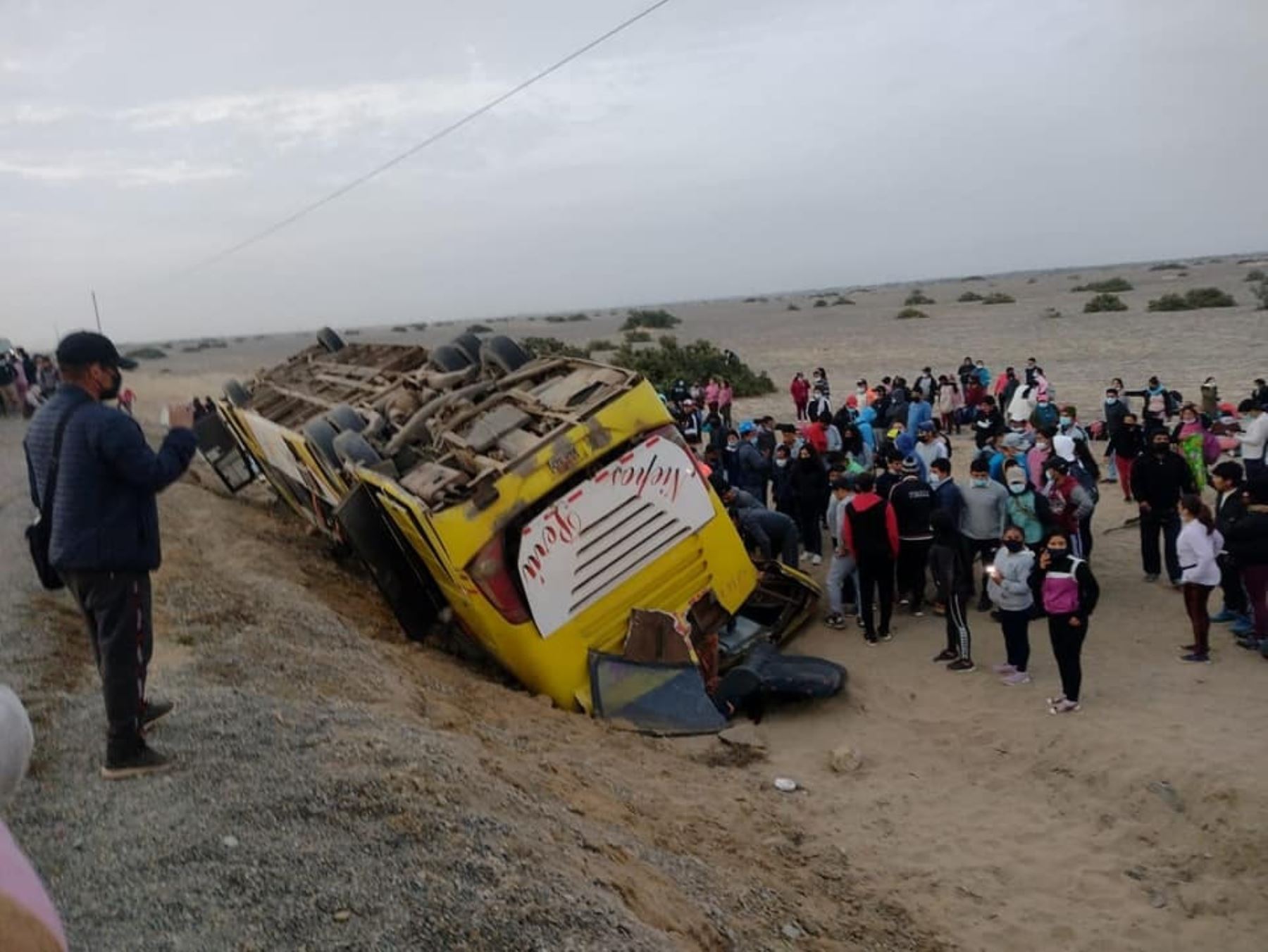 Dos muertos deja vuelco de bus que trasladaba a trabajadores de empresa agrícola en la Panamericana Norte, en Lambayeque. Foto: ANDINA/difusión.